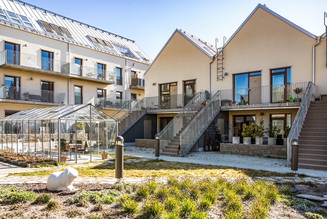 Central townhouse with free parking & patios