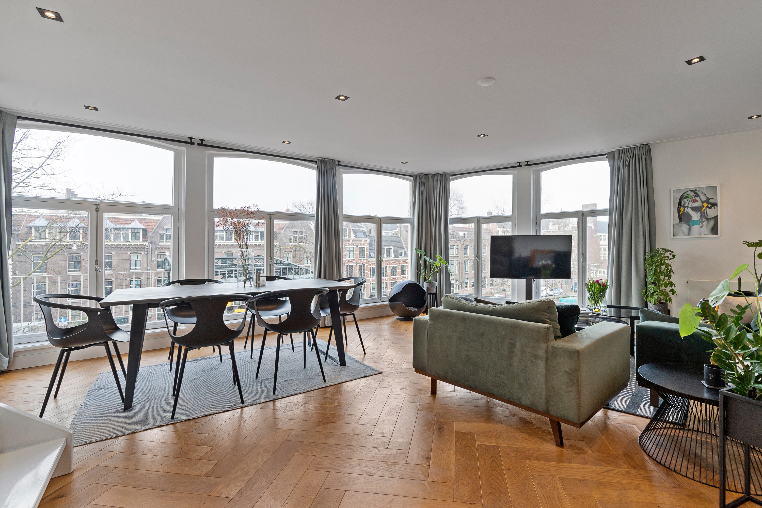 Central 2-bedroom apartment w stunning canal views — Amsterdam stay