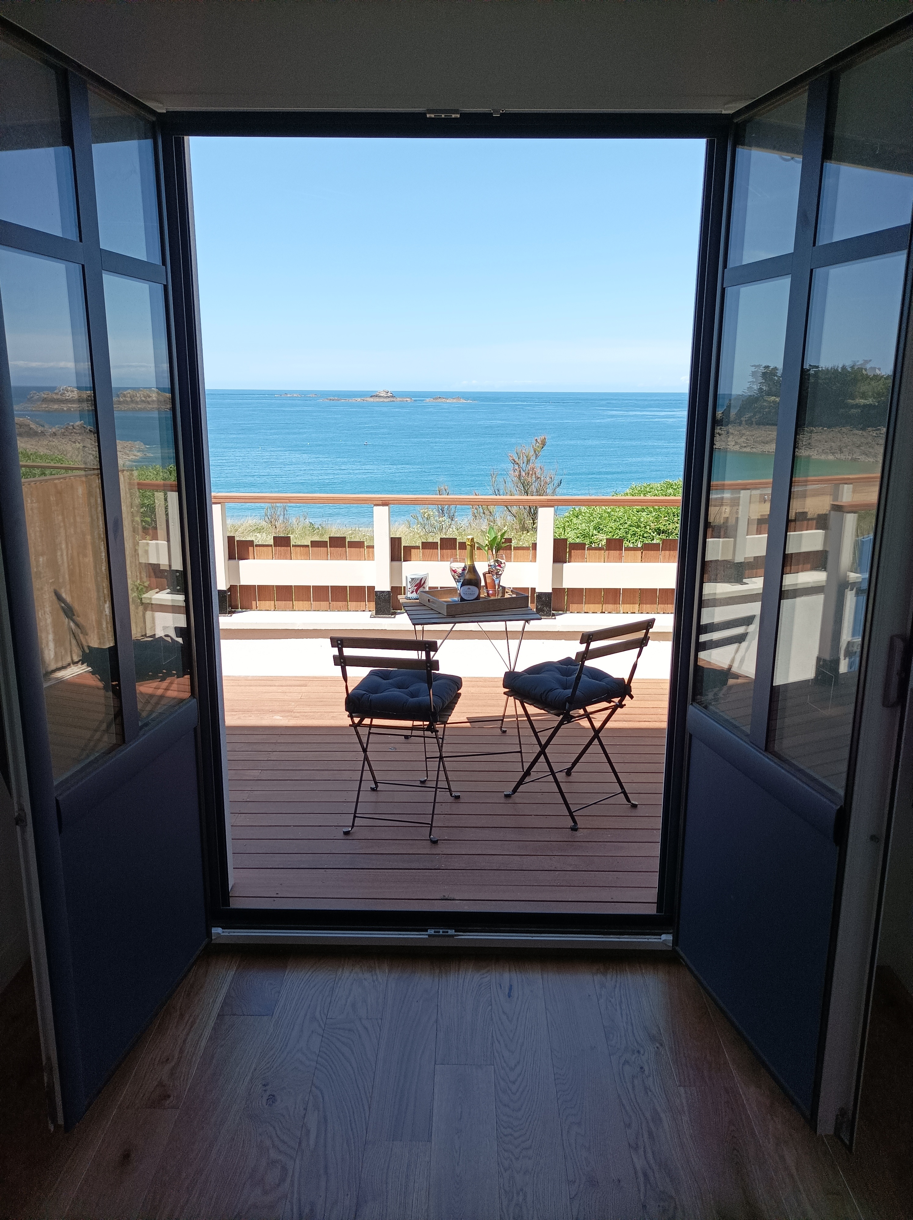 Studio with panoramic sea view and beach access