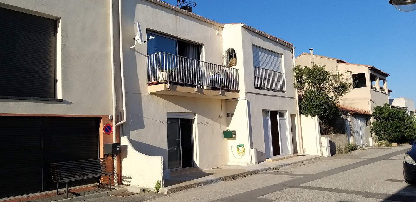 Carro-Martigues: the beach at the end of the street!