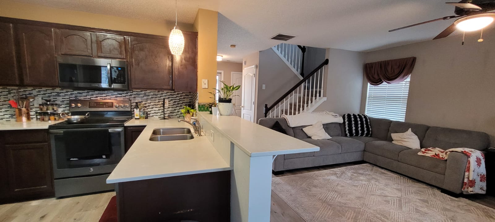 Schönes gemütliches Haus mit zwei Schlafzimmern und Parkplatz! - Airbnb