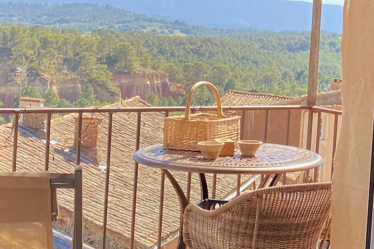 Beautiful apartment: A balcony on the Ocres
