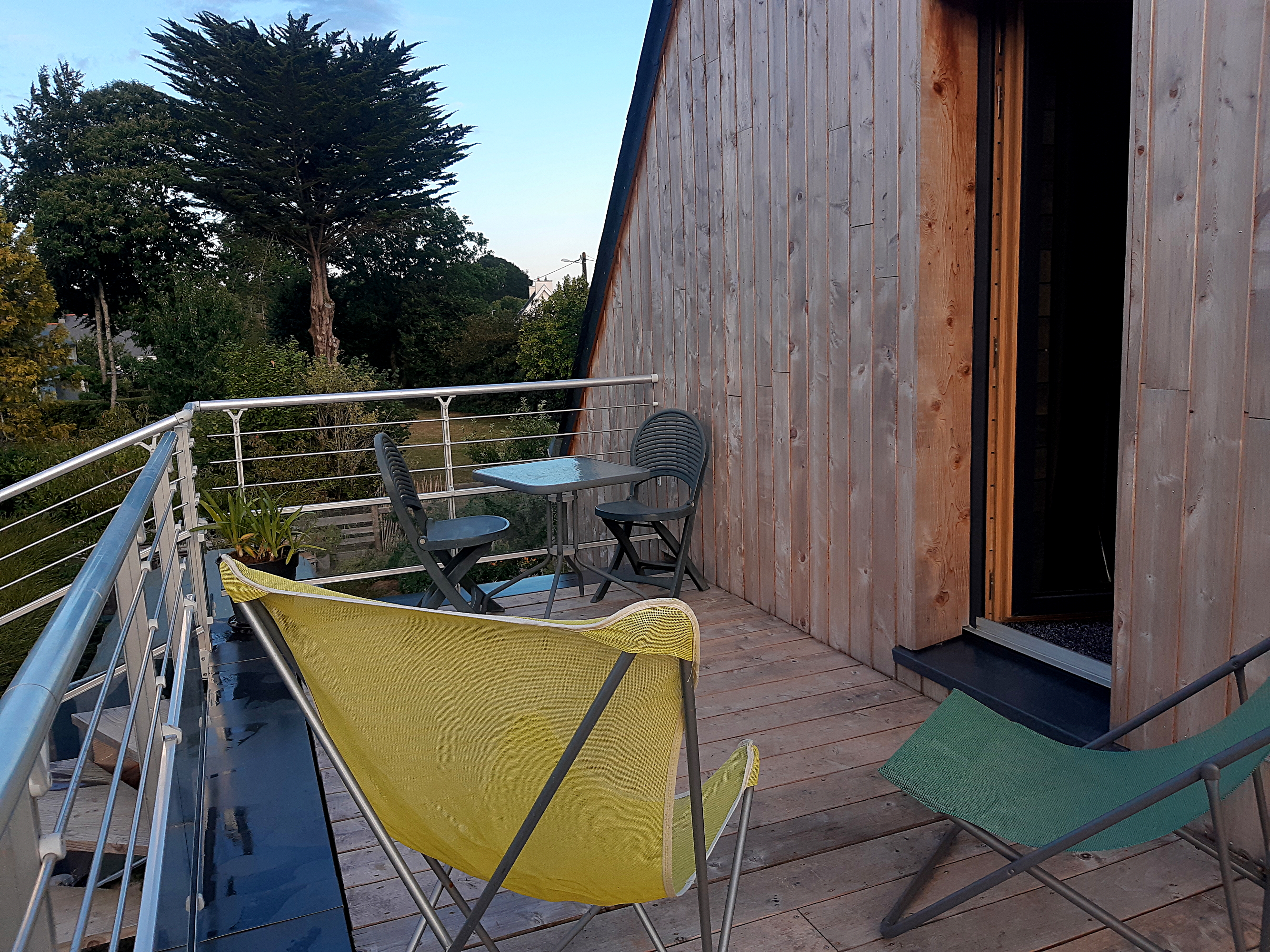 Charming green studio in a quiet area near the sea