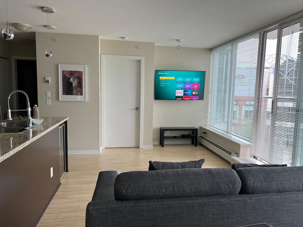Lovely 1 Bedroom Condo with Free Pool and Parking