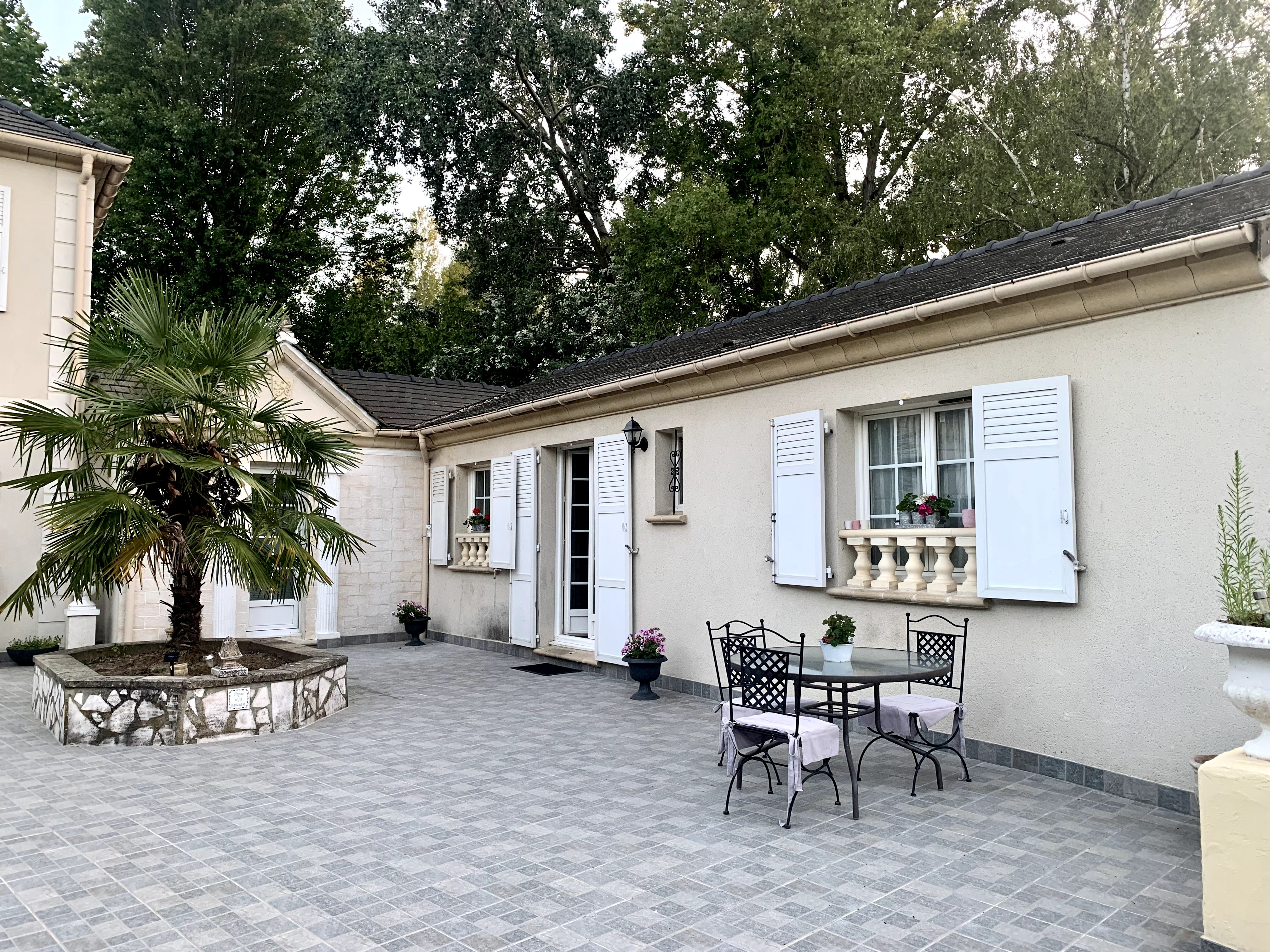 Tree-lined Peace Haven 30 Minutes from Paris