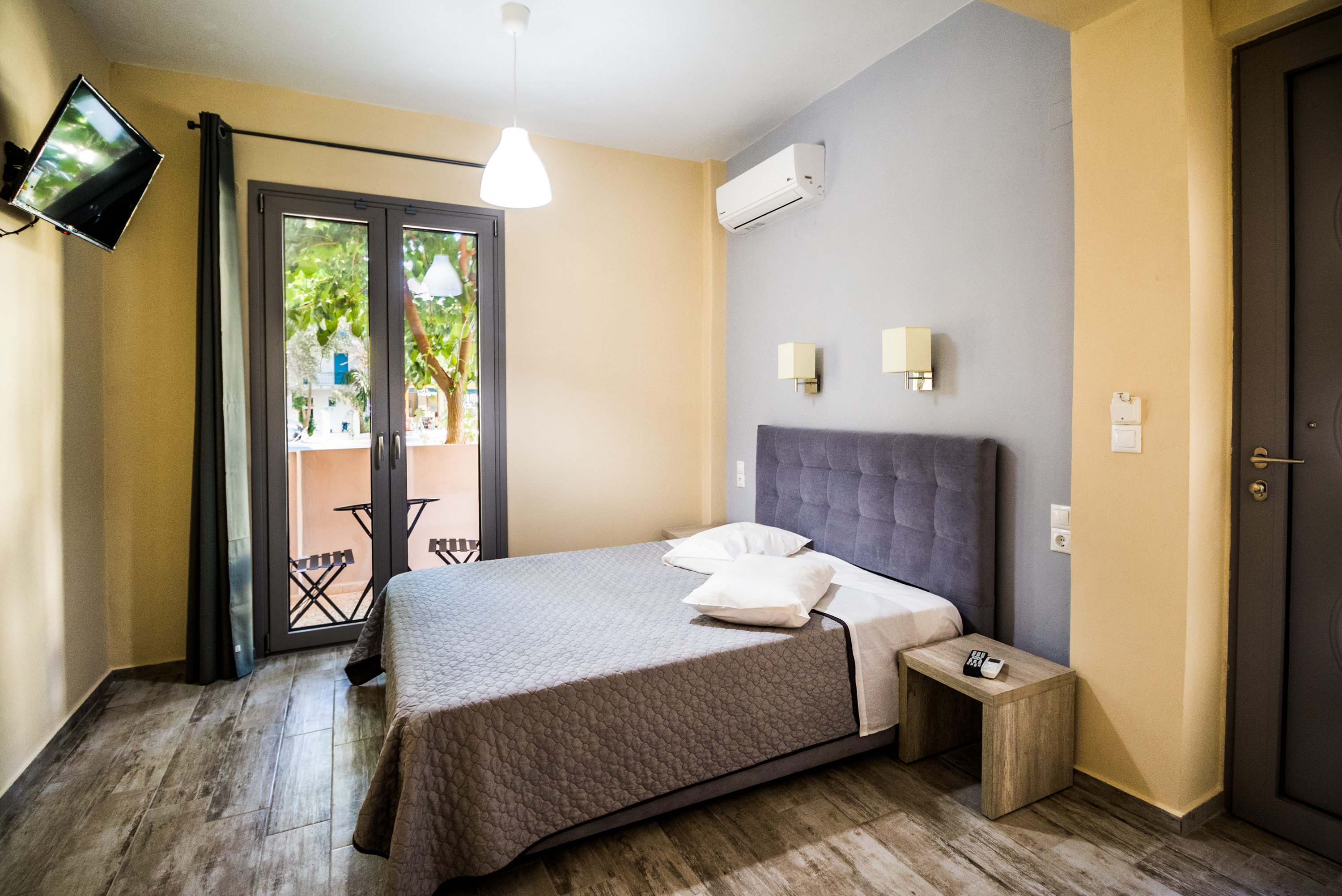 Beachside Studio+A/C. Perfect spot - walk to beach