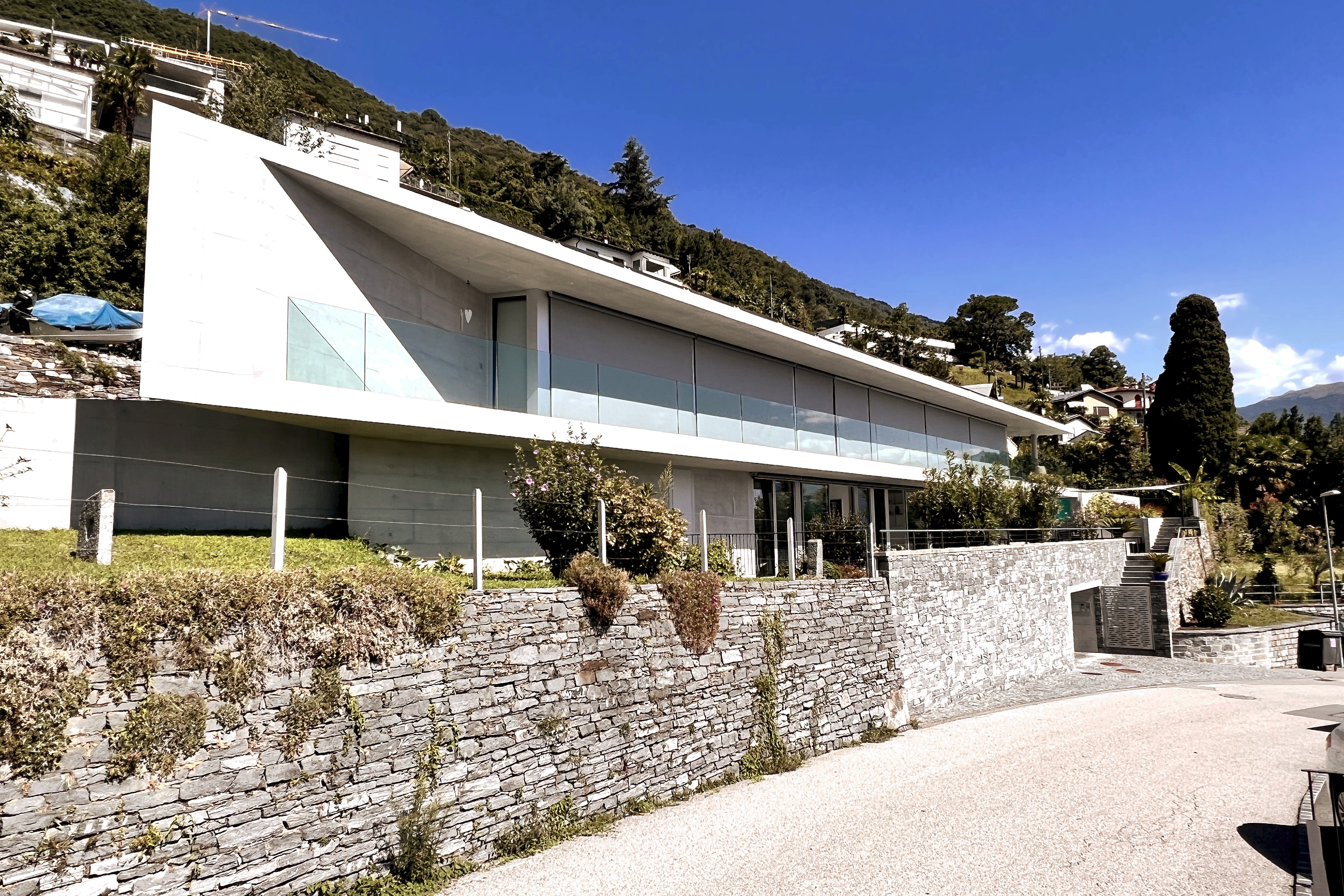 Modern apartment with large panoramic garden