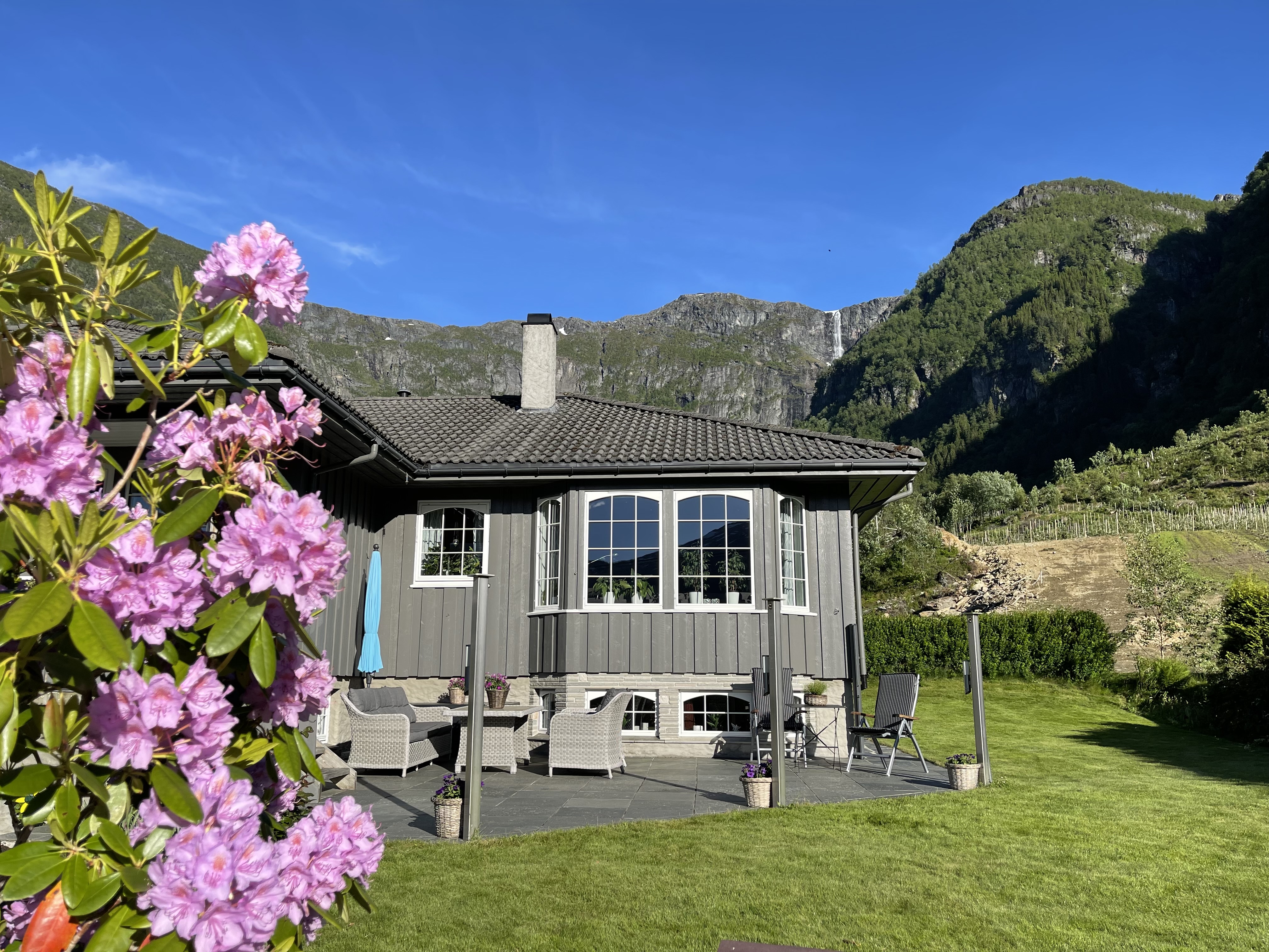 Basement apartment with great outdoor area at Lofthus.