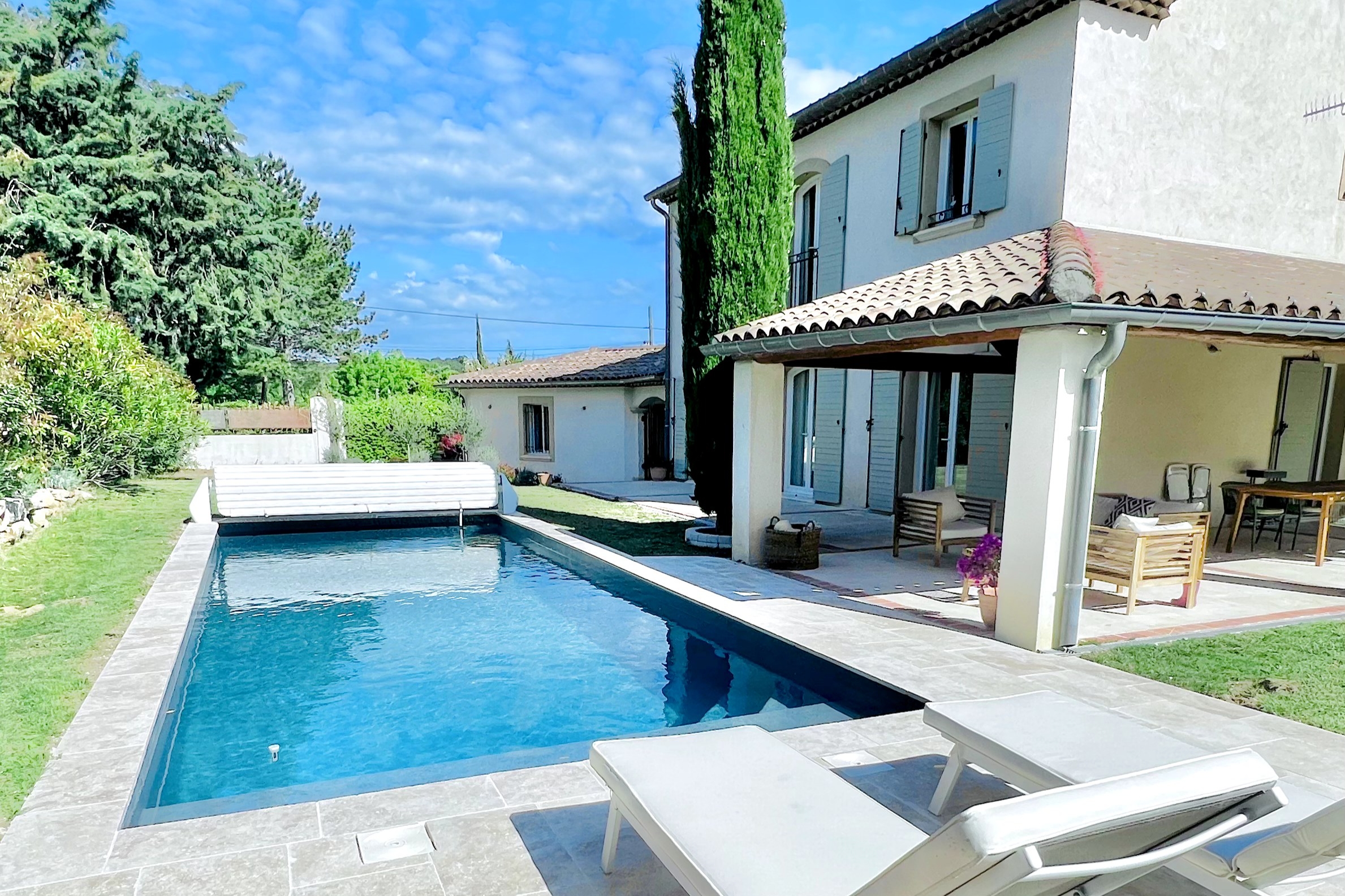 Quiet guesthouse with private pool and garden
