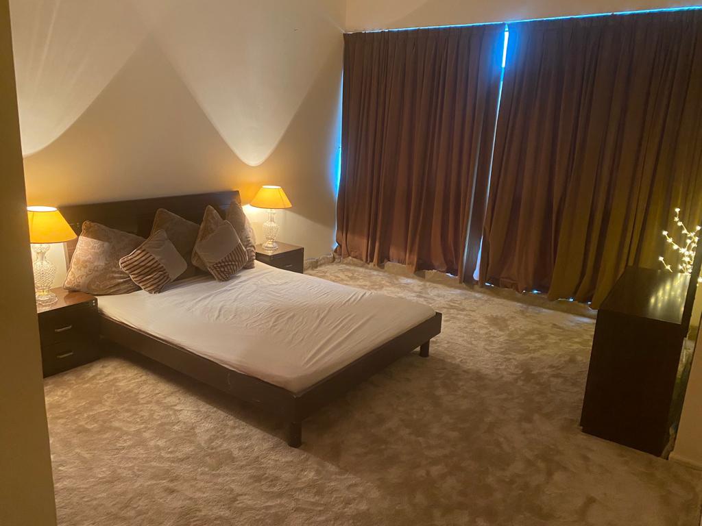 Schönes Hauptschlafzimmer mit angeschlossenem Waschraum - Airbnb