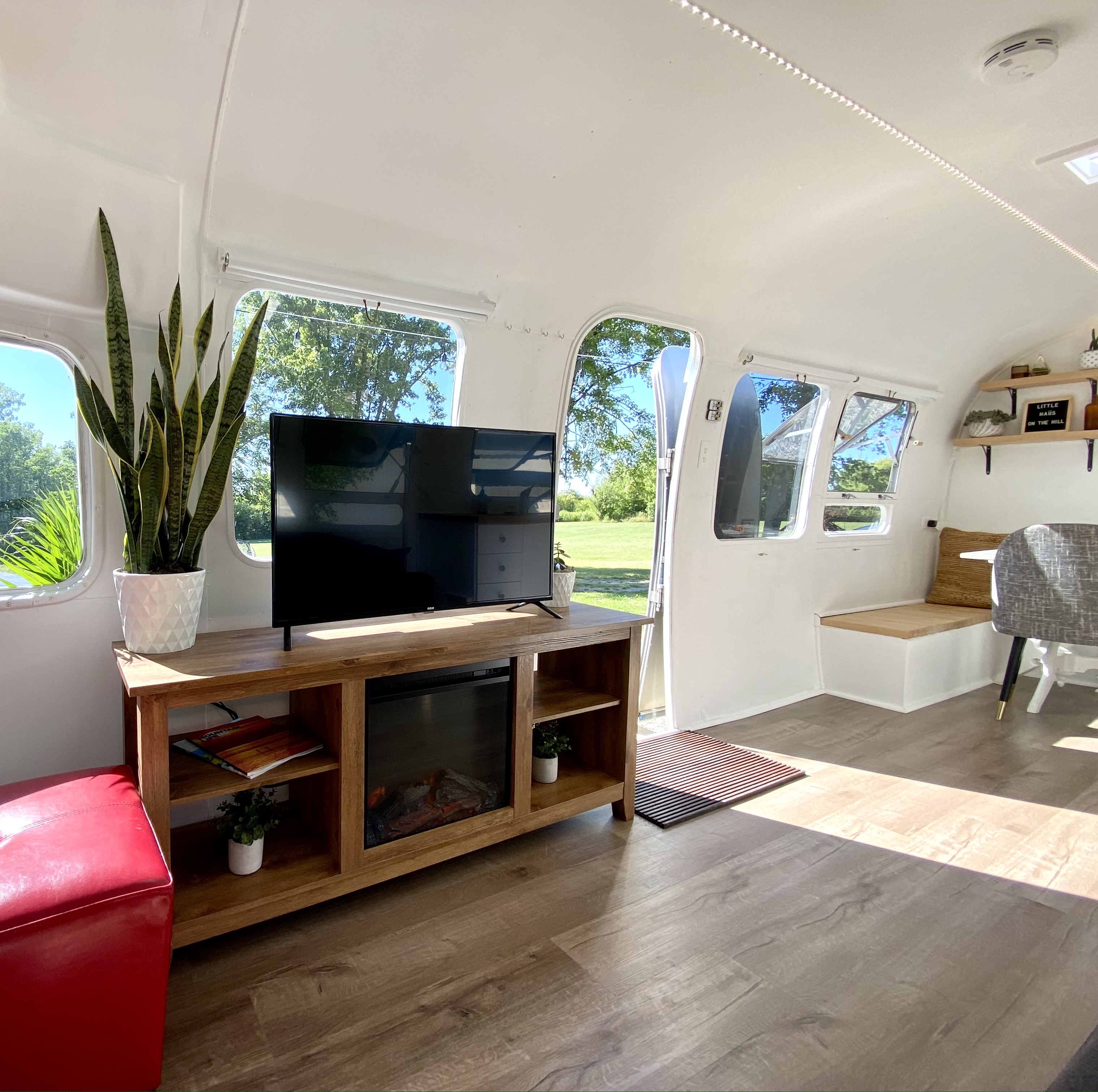 Luxury Vintage Tiny House Farm Stay with Hot tub