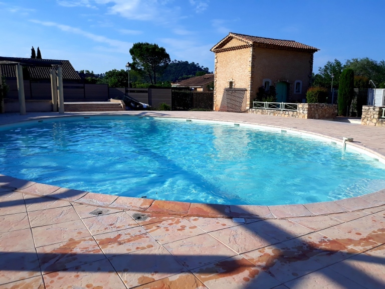 Mazet with private garden and pool