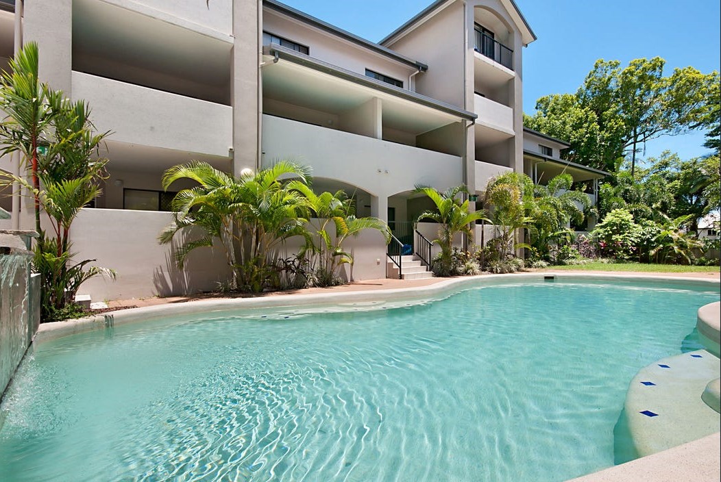 Two story apartment with pool in Cairns