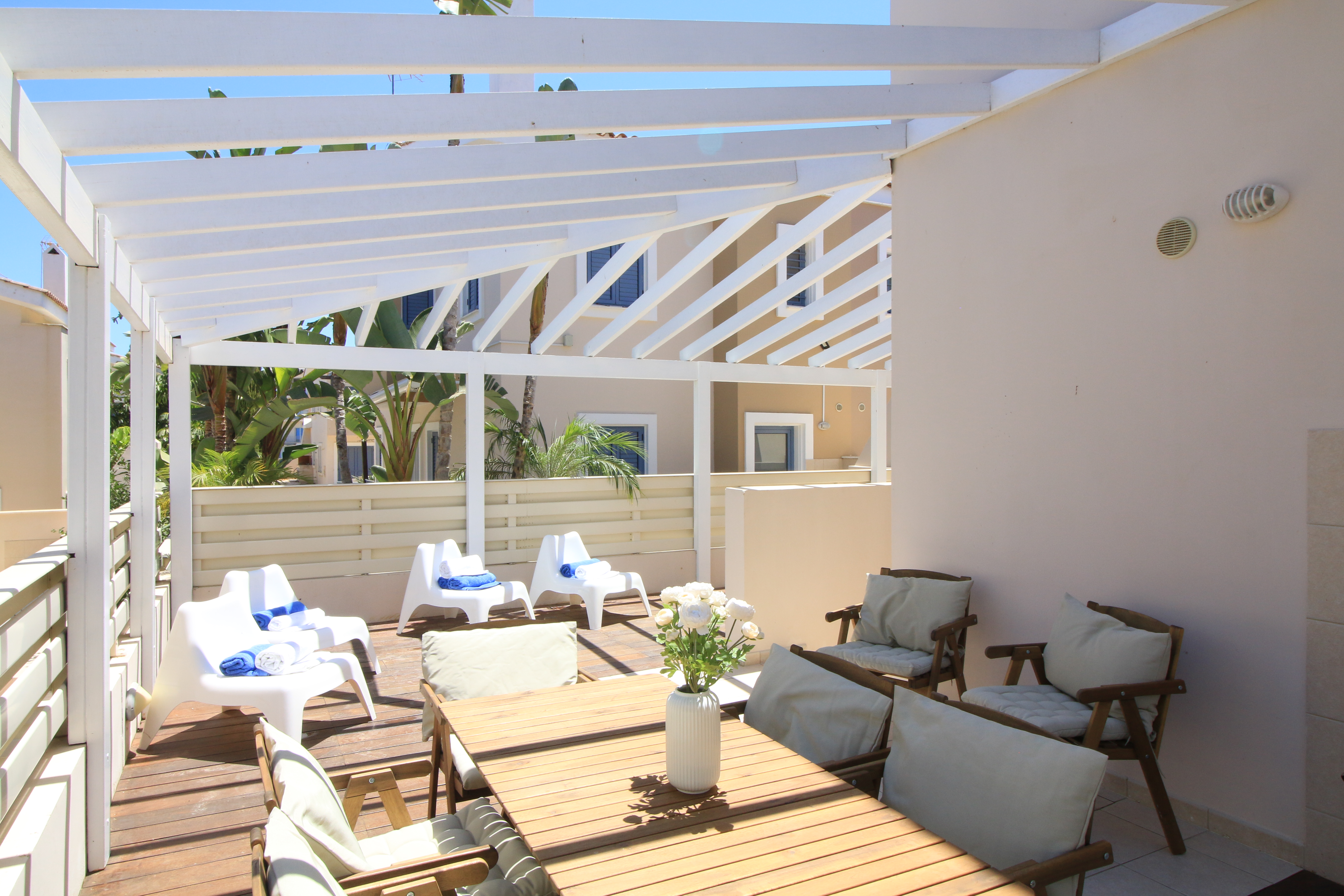 Seafront 3 Bedroom Villa - 5 min walk to the beach