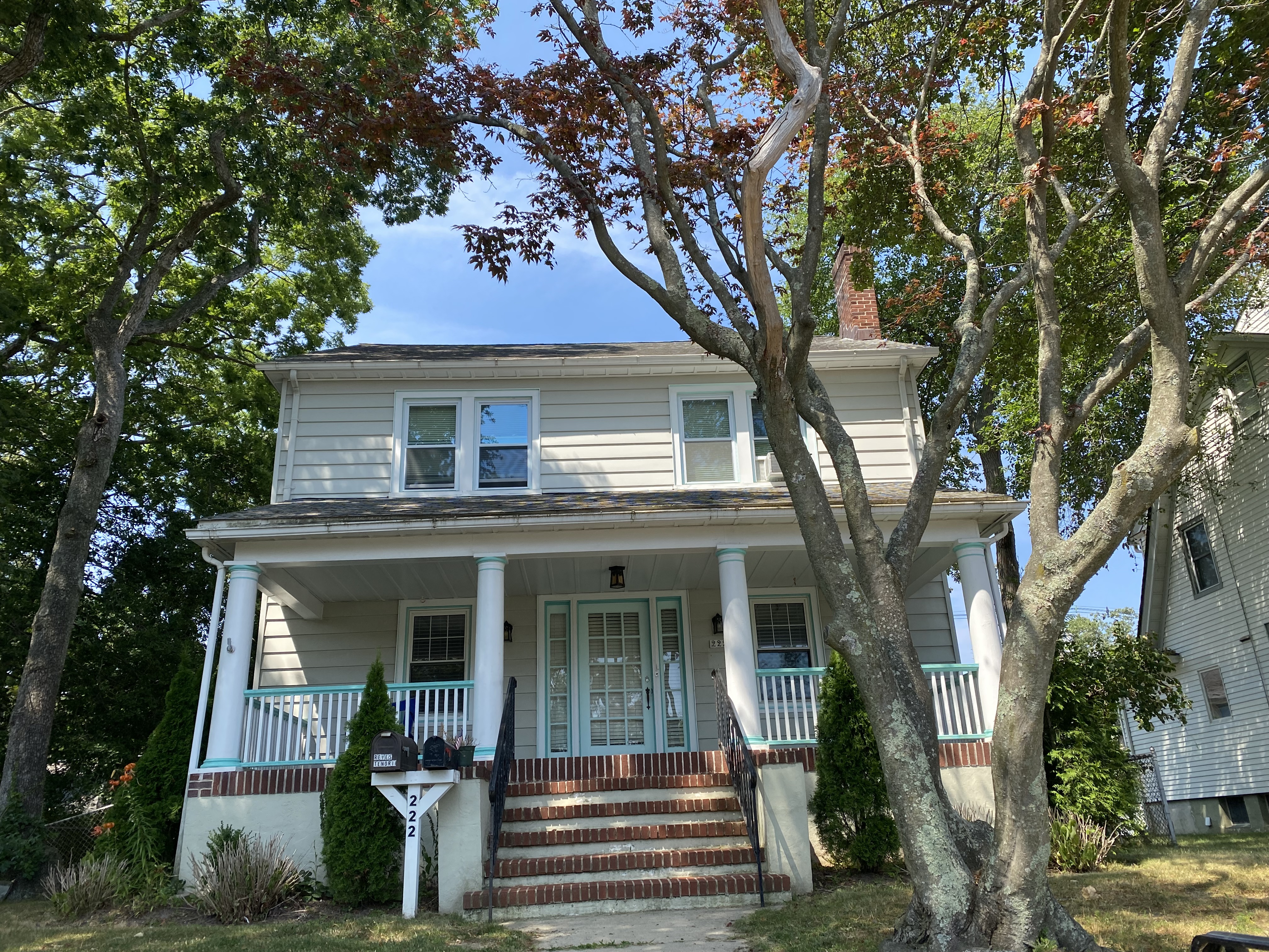 Spacious 4-bedroom 2 BLOCKS from the BEACH