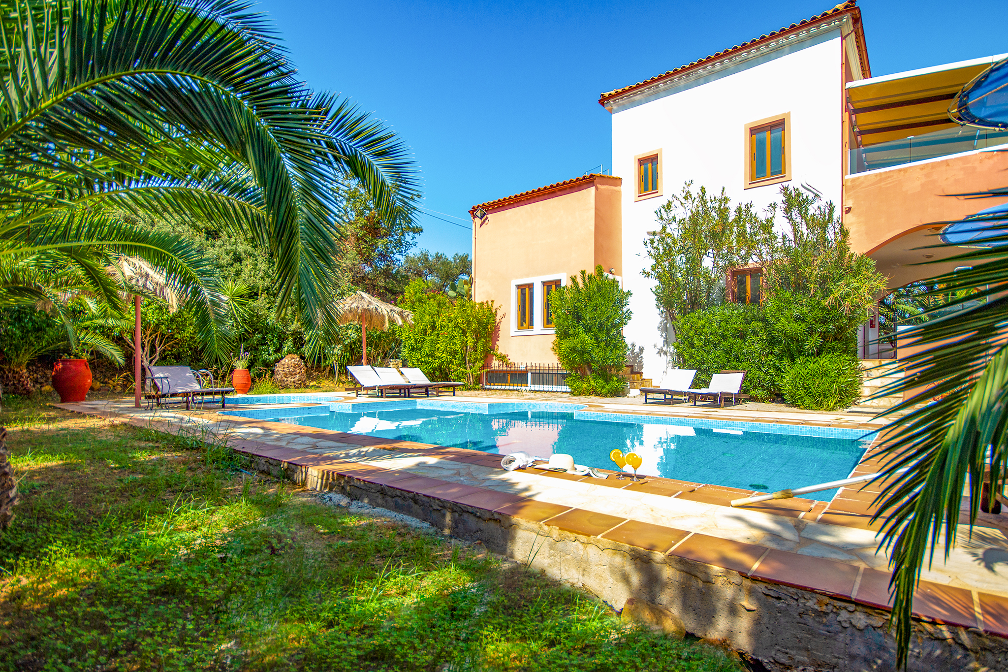 Luxury villa with private pools and views. in Πλατανιά, Crete