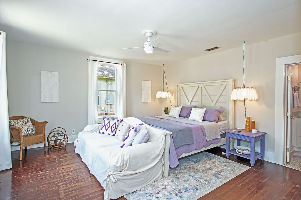 3/2 w King Bd Walking Distance to Downtown and SFA