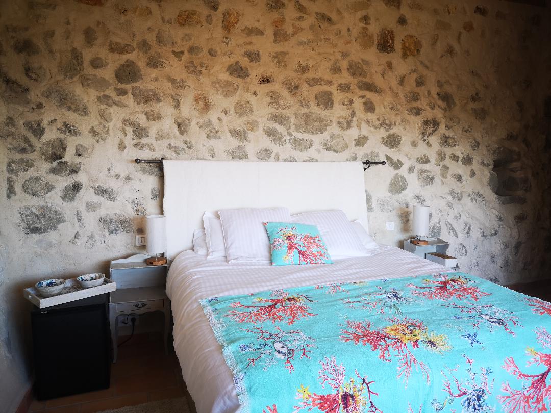 Renovated cabin with parking , sea and mountain views
