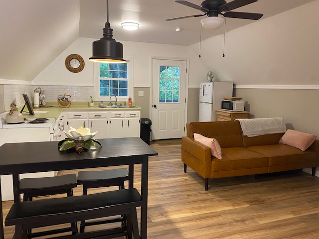 Adorable Garden Loft - Downtown Warrenton