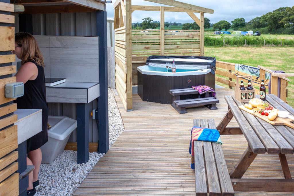 Yurt with private hot tub & shower/wc