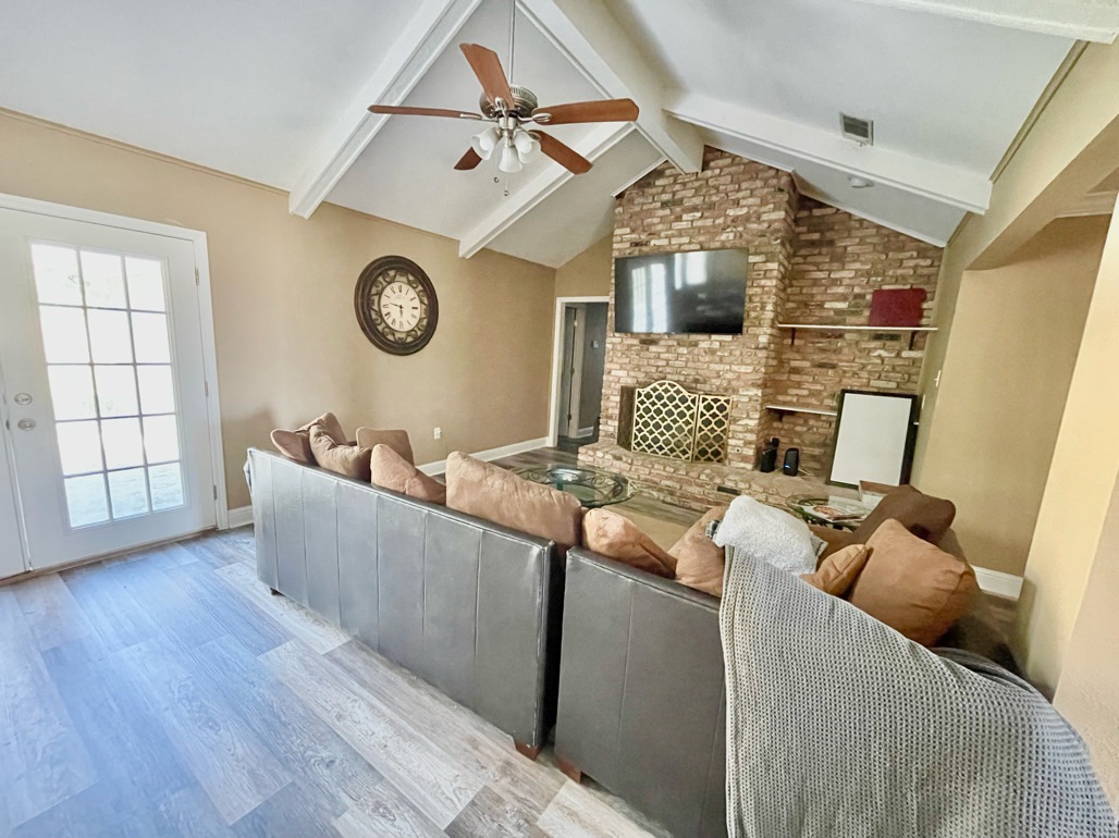 *New Listing* Bright/Spacious 5bd/2ba jacuzzi tub