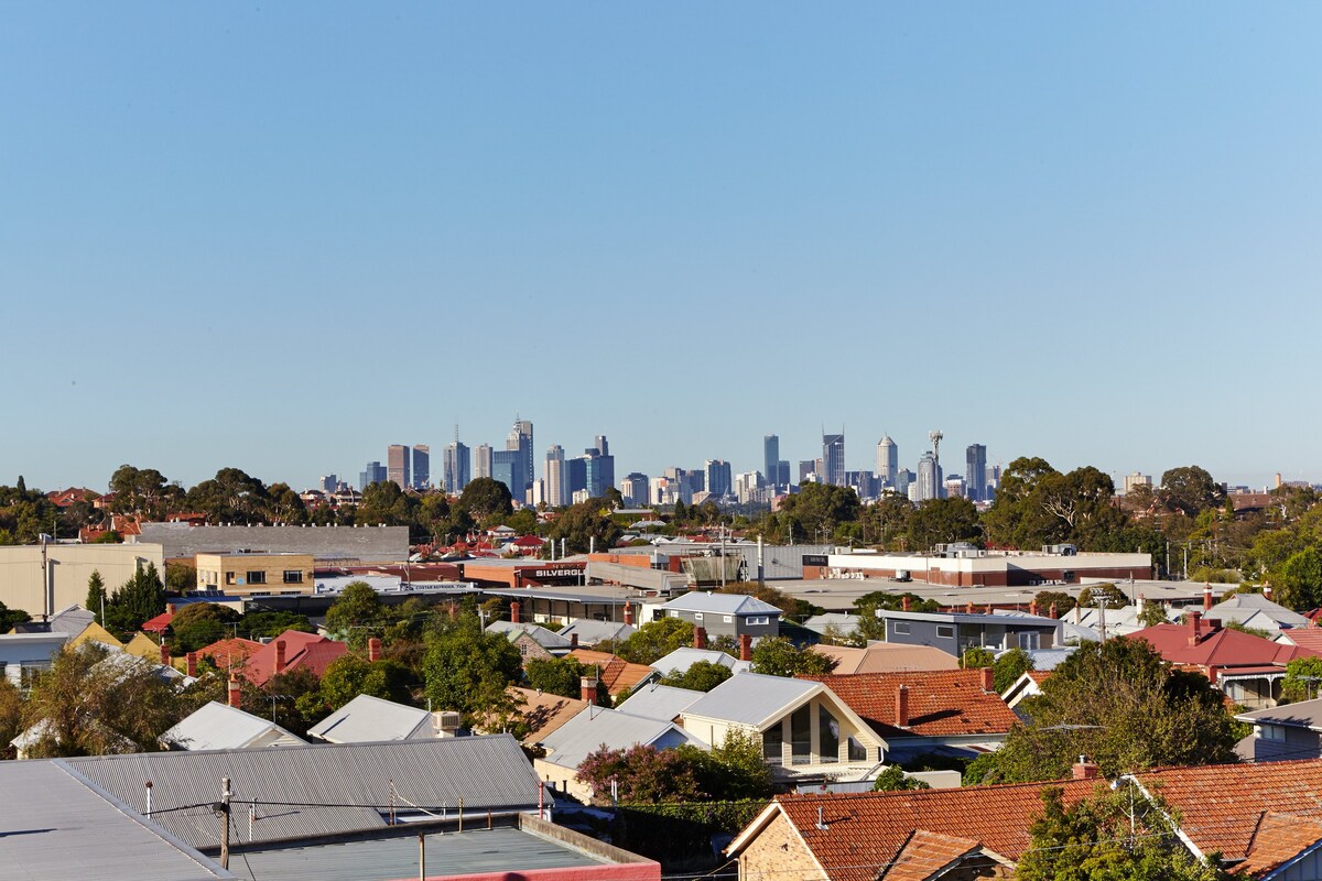 Highview on High St: A Balcony Haven in Northcote
