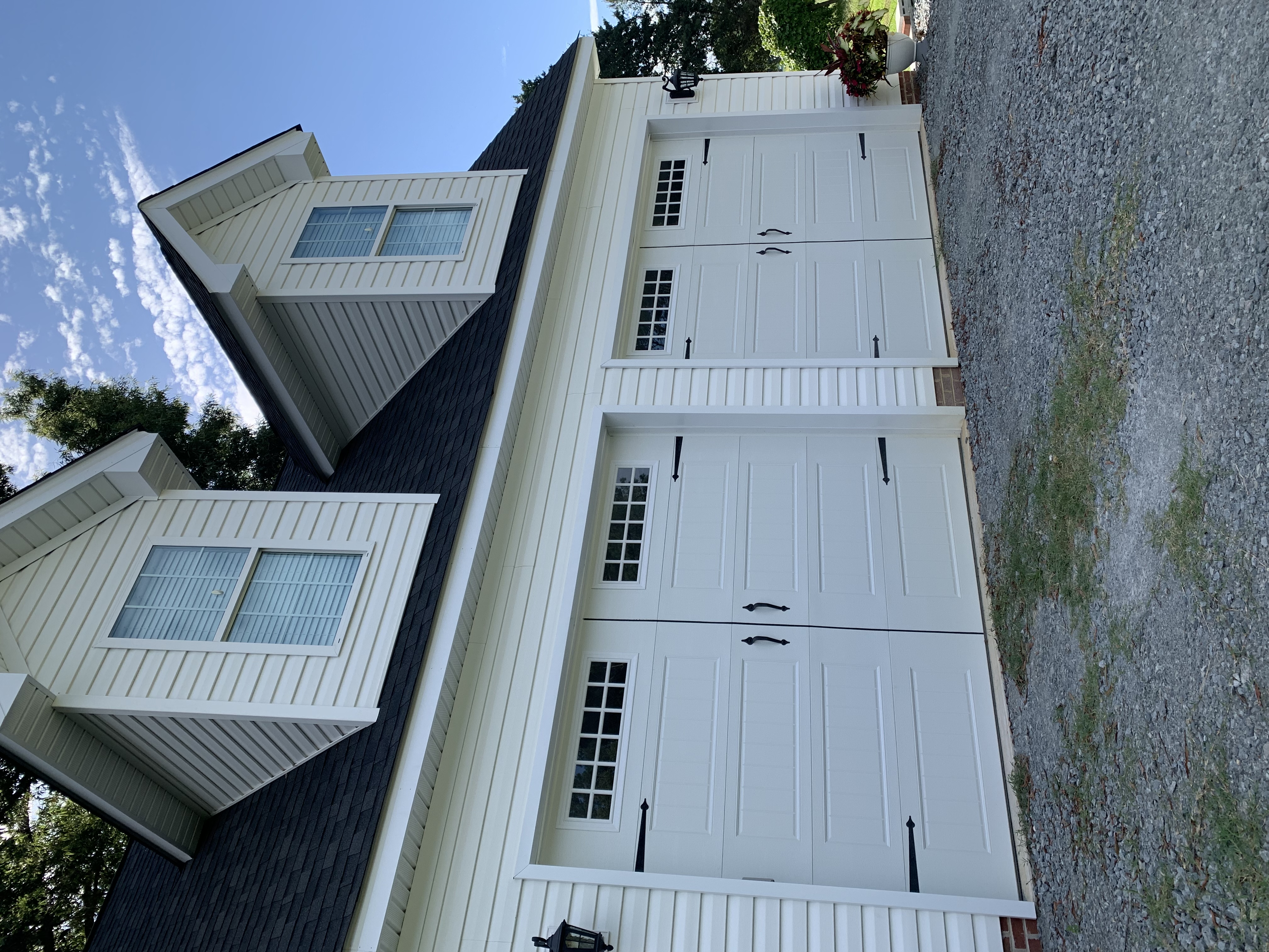 Nice studio apartment over the garage .