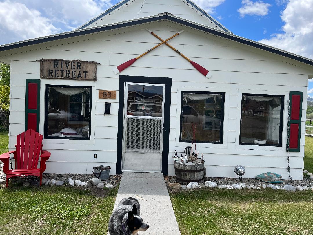 Cozy River Retreat & Hot Tub in Melrose, MT