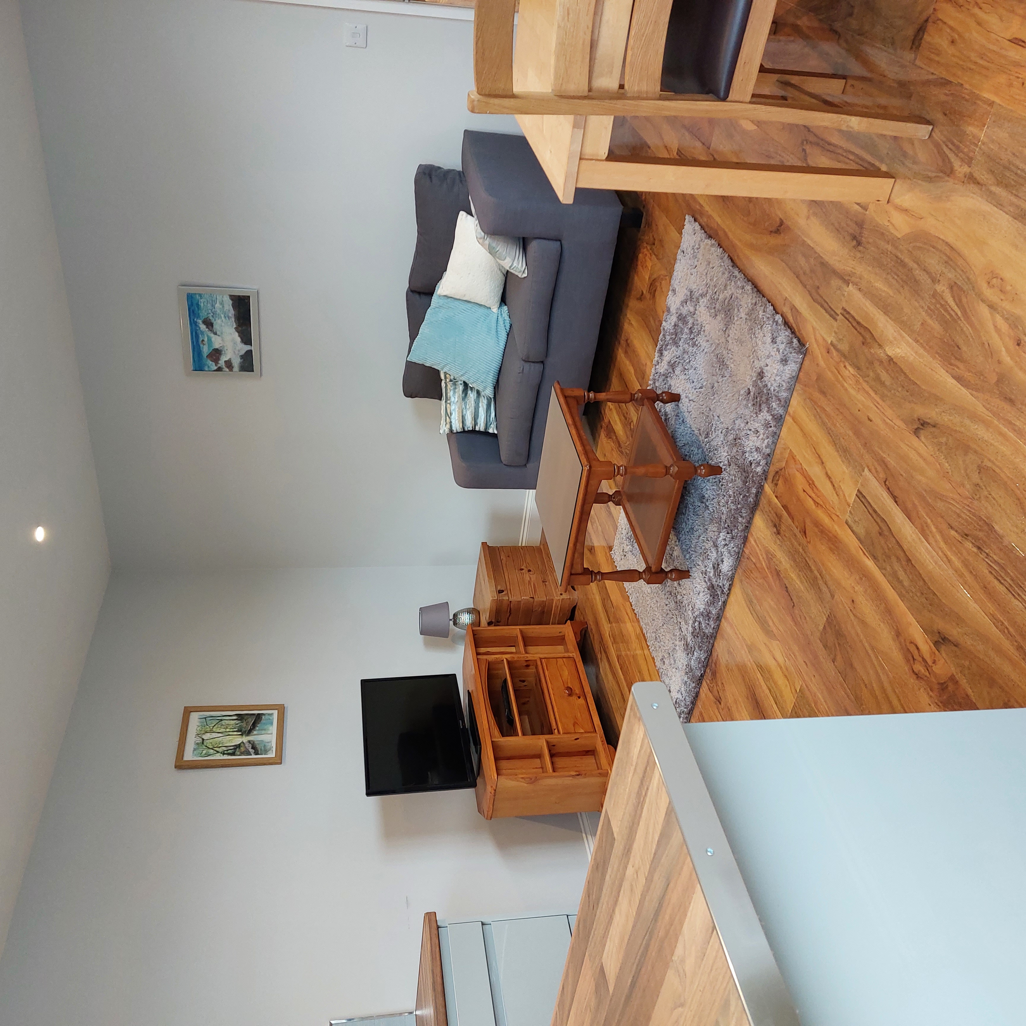 Adorable 1 bedroom guest house with free parking.