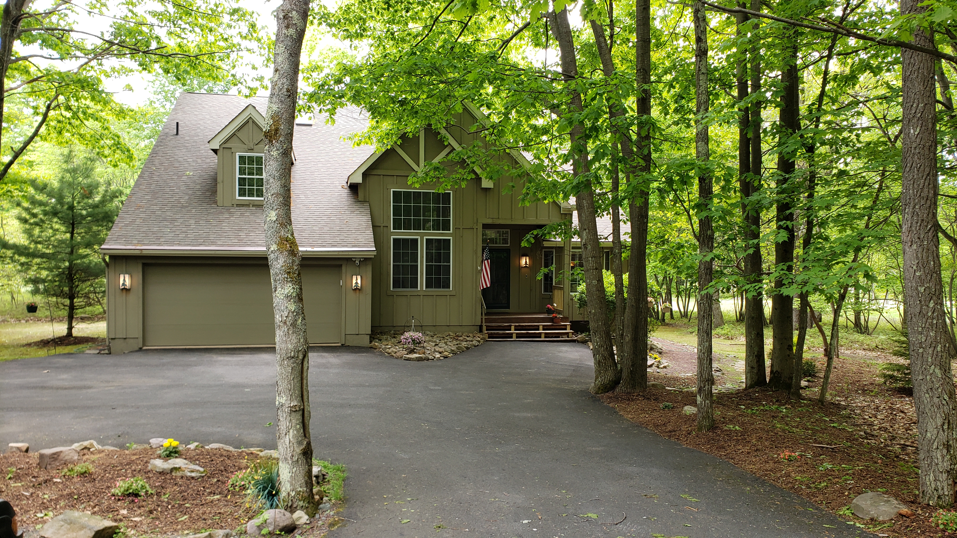 Cheerful three bedroom home with indoor fireplace