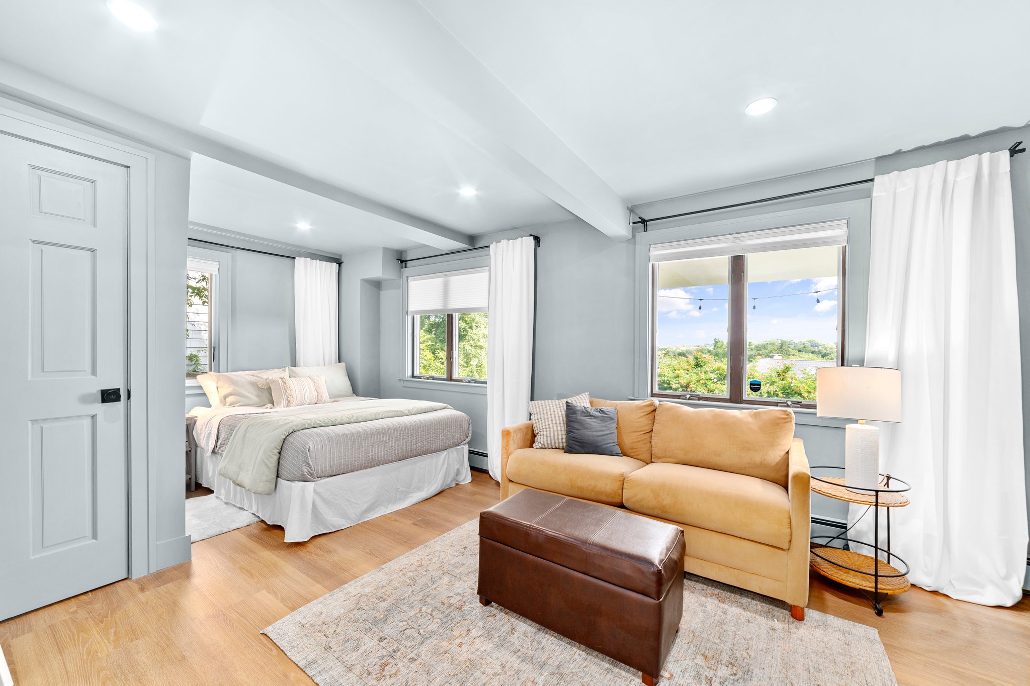 Cozy Renovated Suite w/Free St Parking near Train