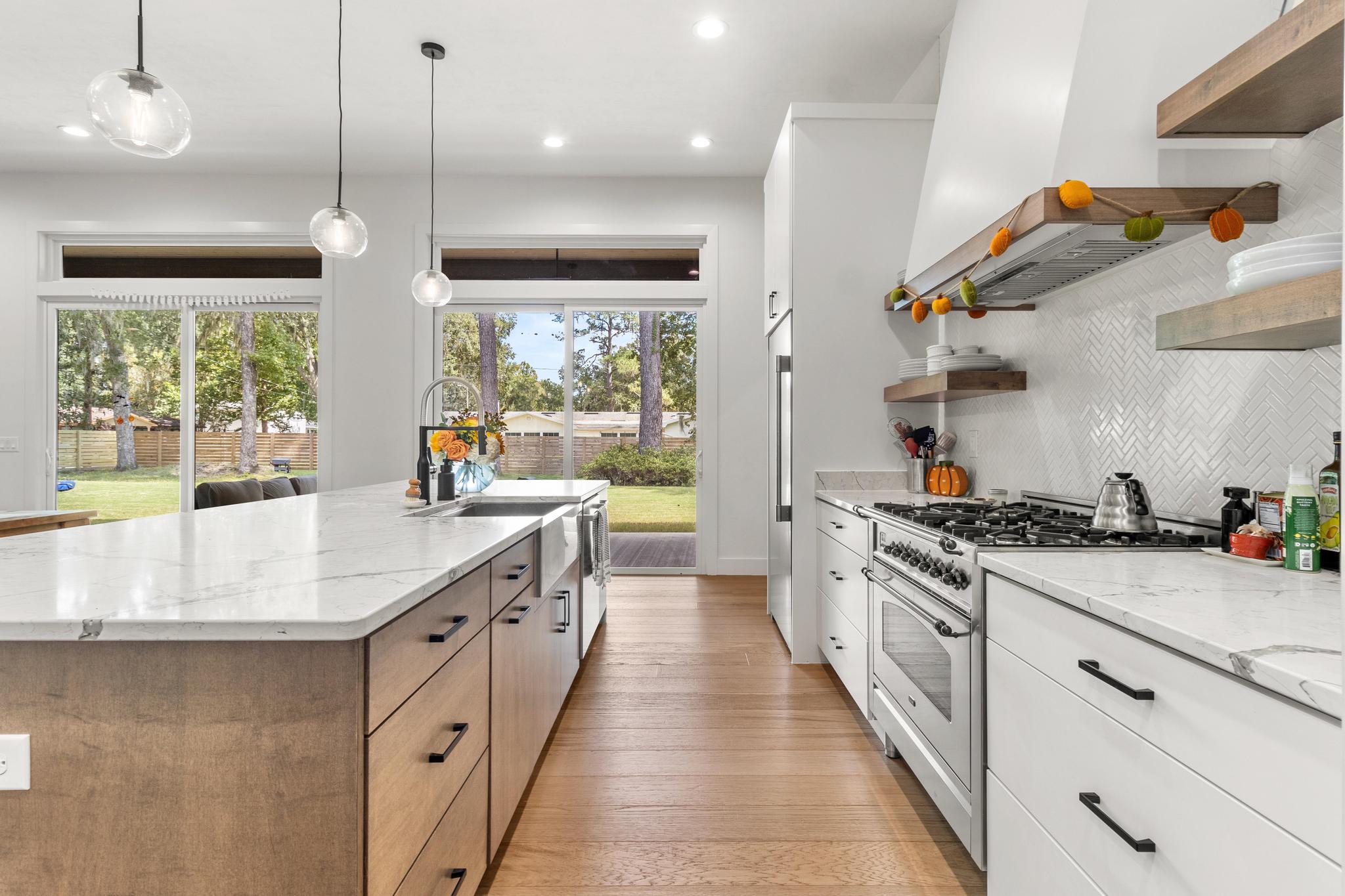 ¡Trampolín y parrilla! ¡Nueva construcción céntrica y moderna! Casas