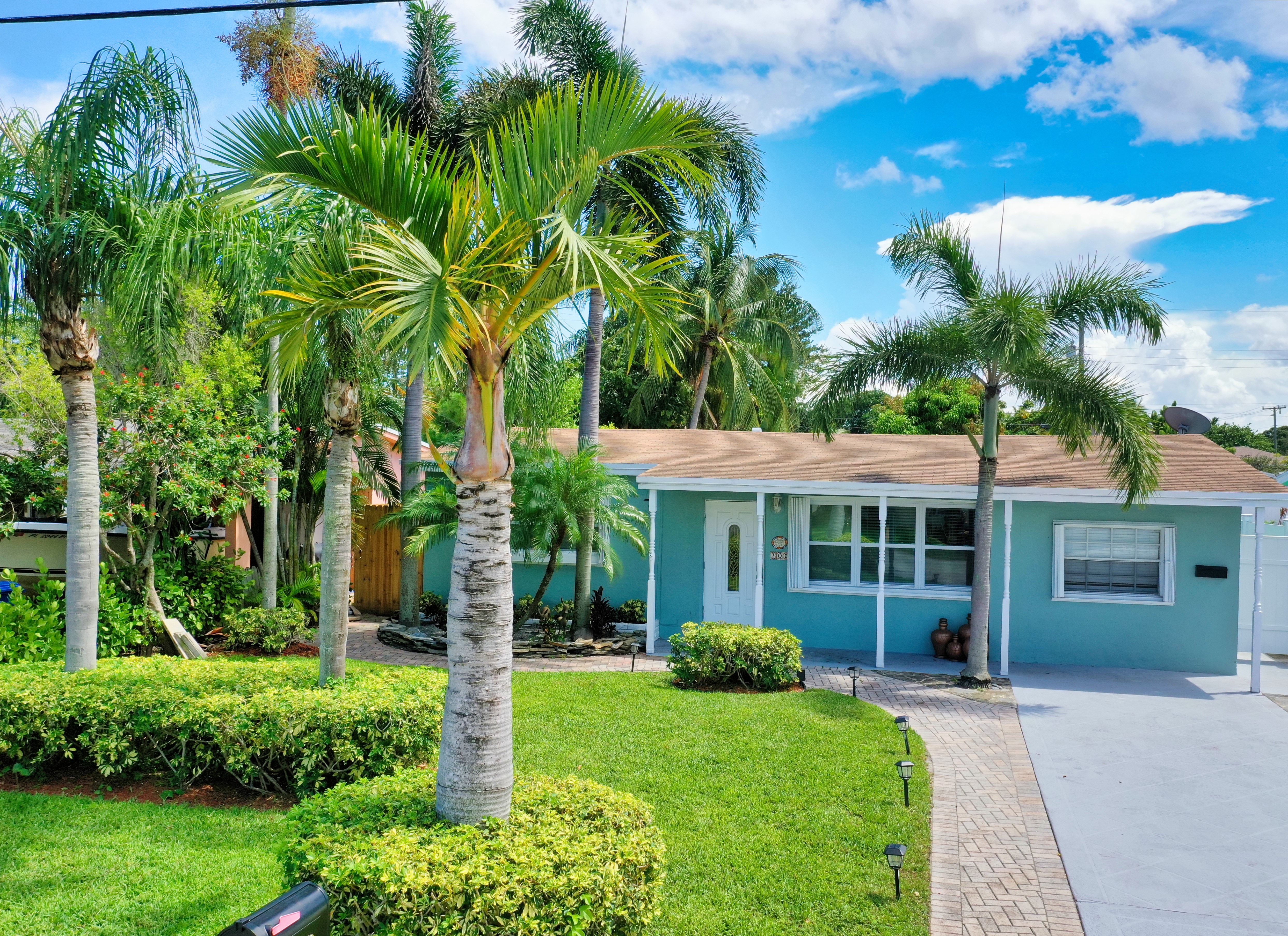 Tropical Oasis 2 miles from the beach!