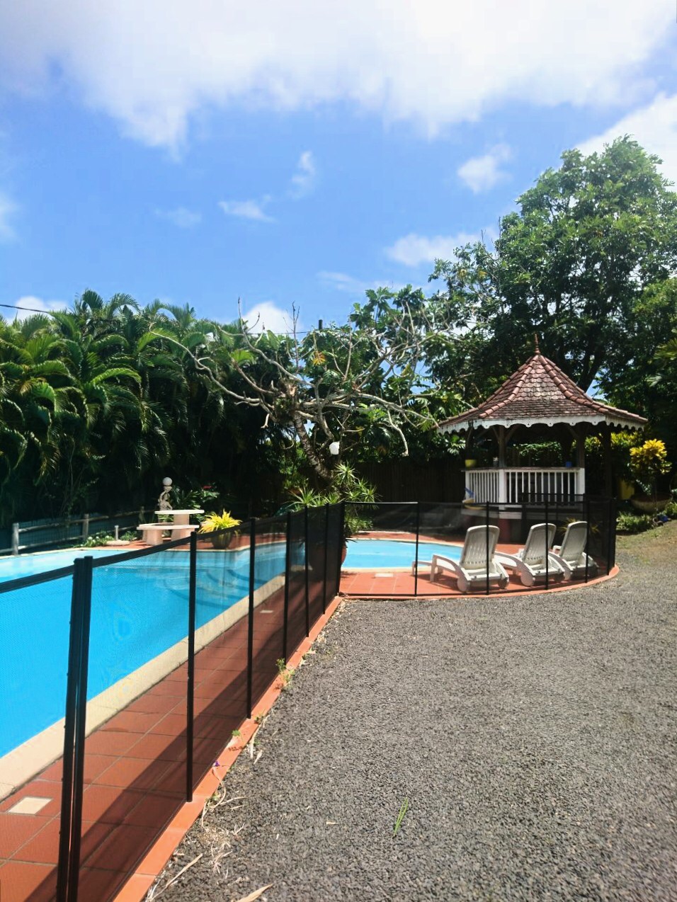Spacious F2 on the ground floor in the heart of the island