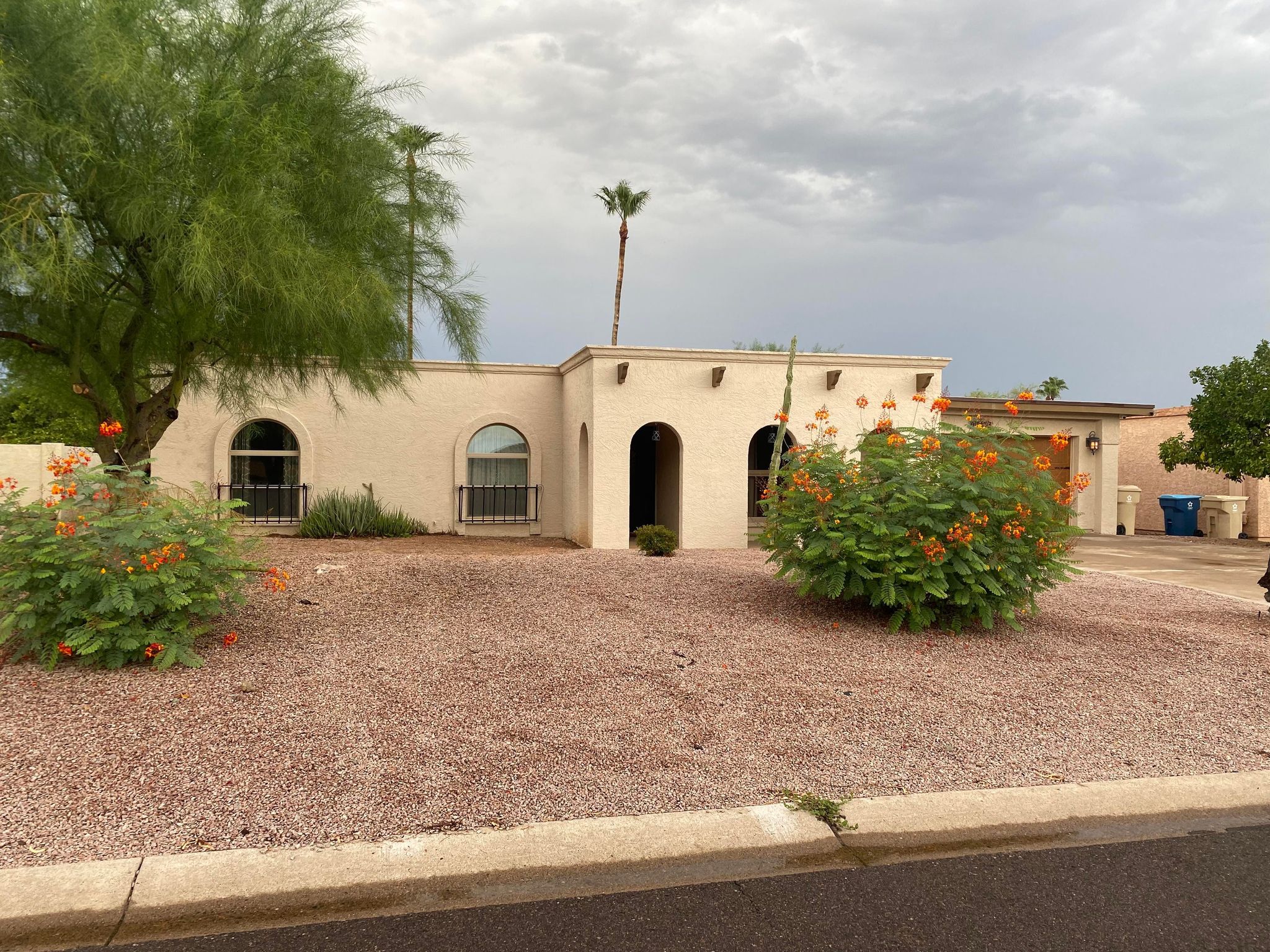 3 BR, Large Pool, Close to Downtown.