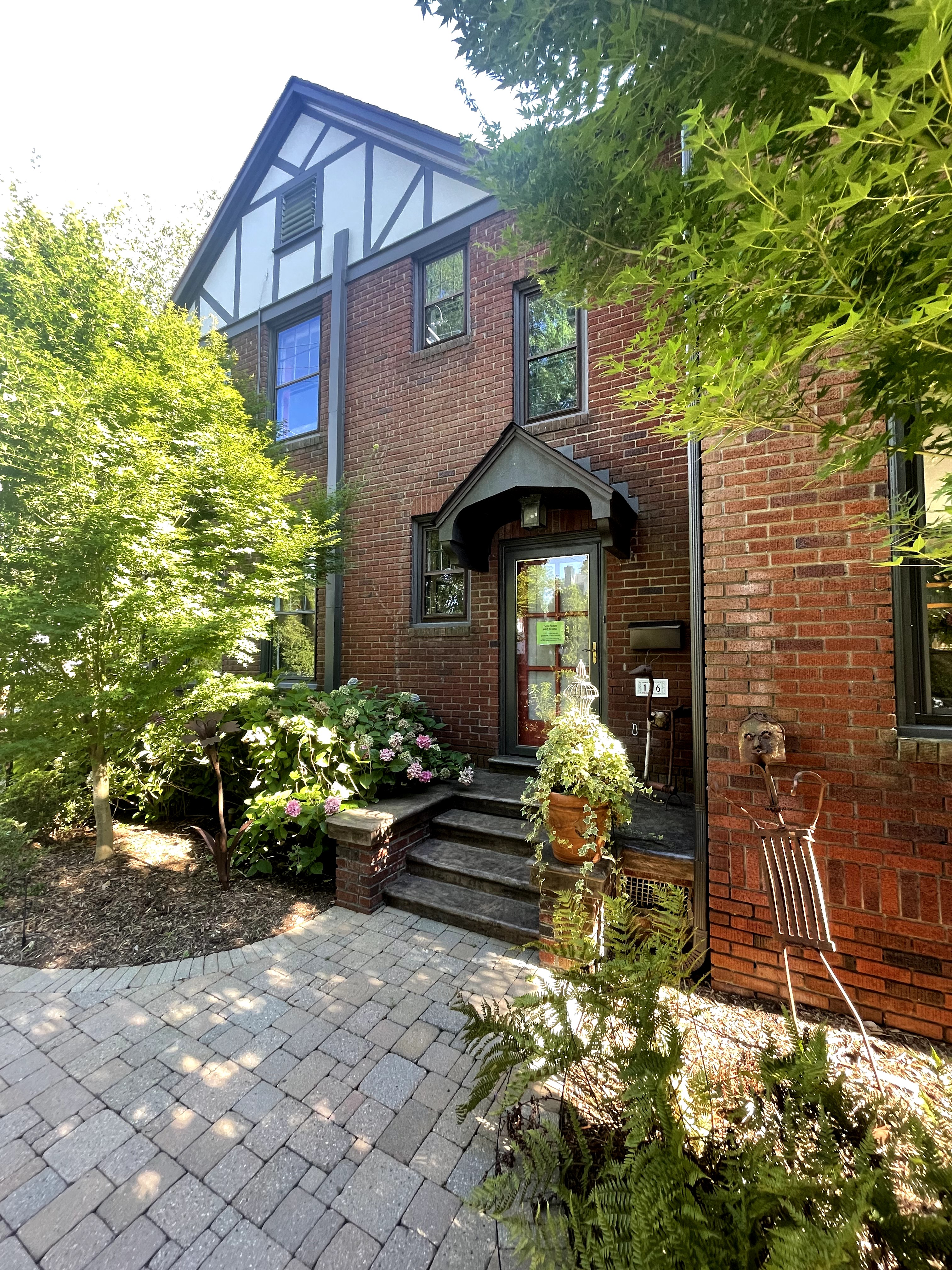 Bearson Villa -- Pvt Apt. Near Dwntwn and LRU