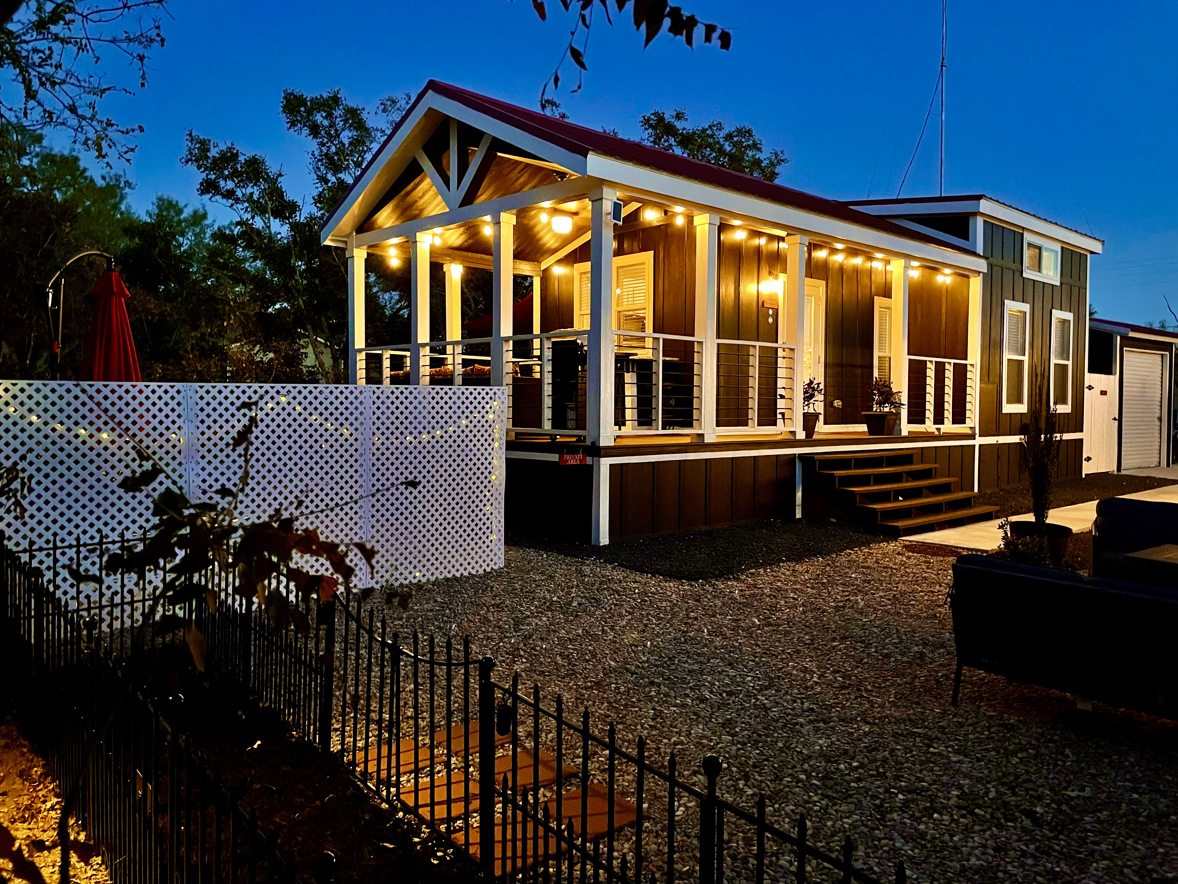 Stylish Tiny Home-Fire Features-Cowboy Pool