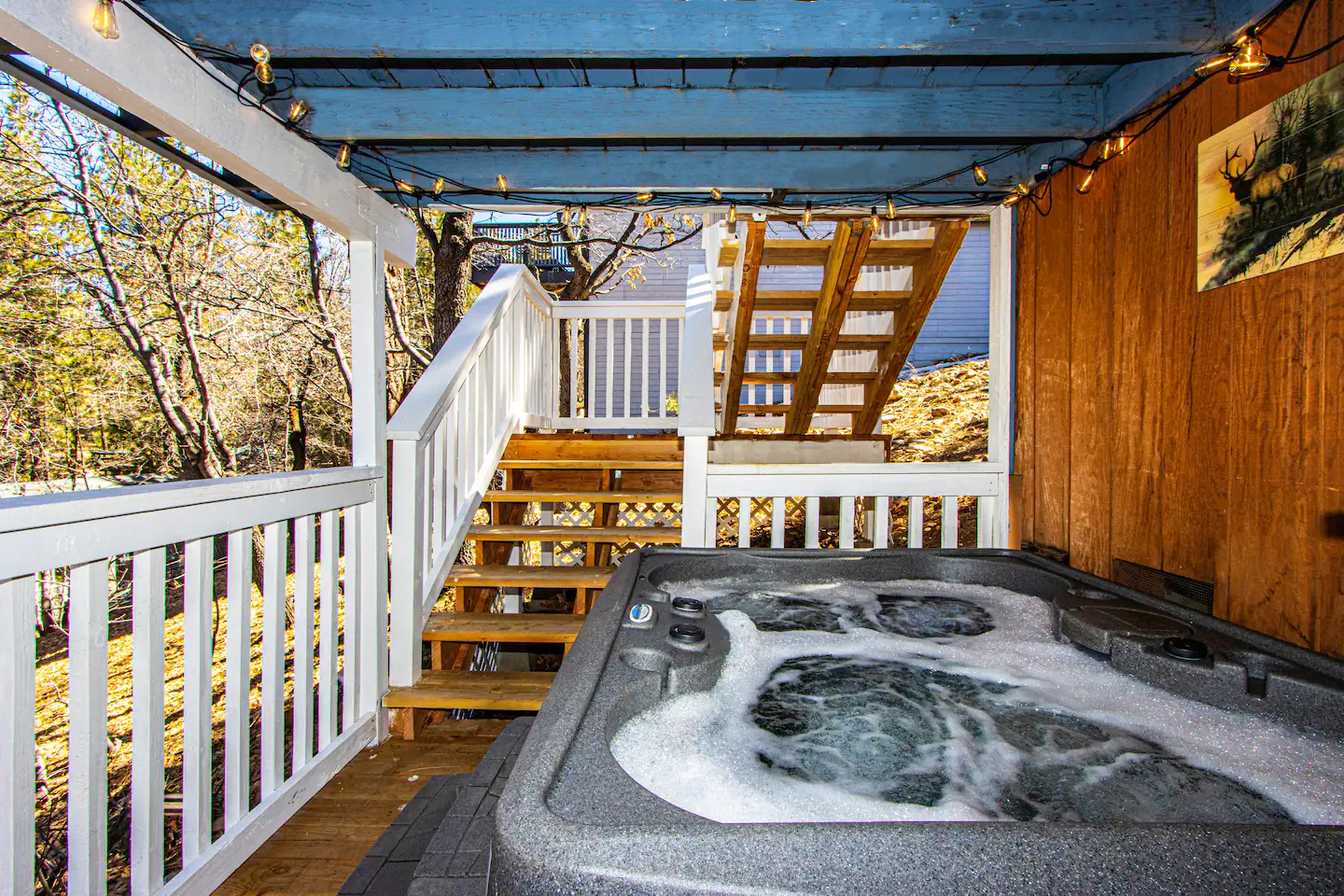 Cozy Cedar Cabin (Unit A Only, Upstairs & Jacuzzi)