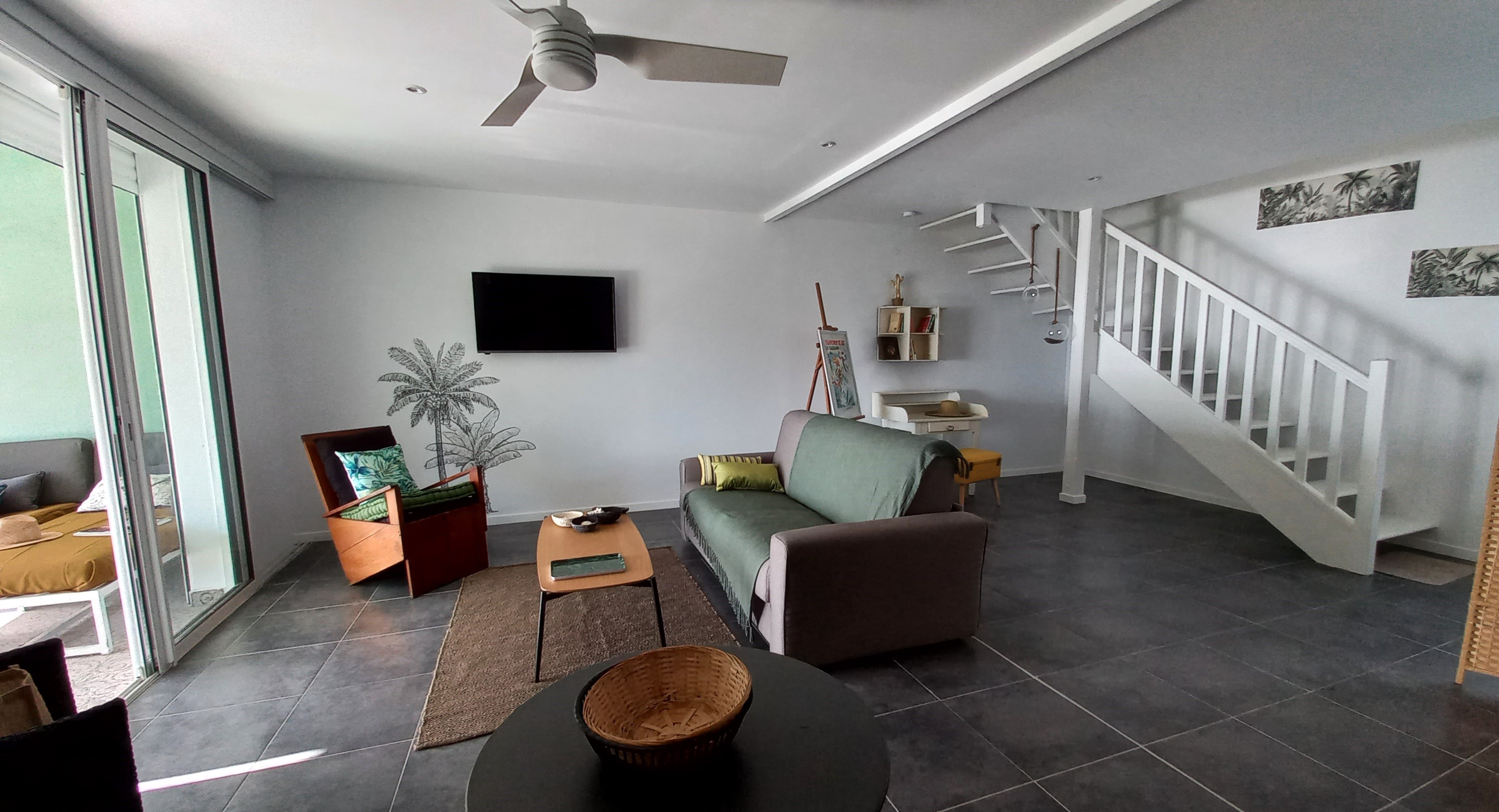Apartment Coco. Sea view, pool access