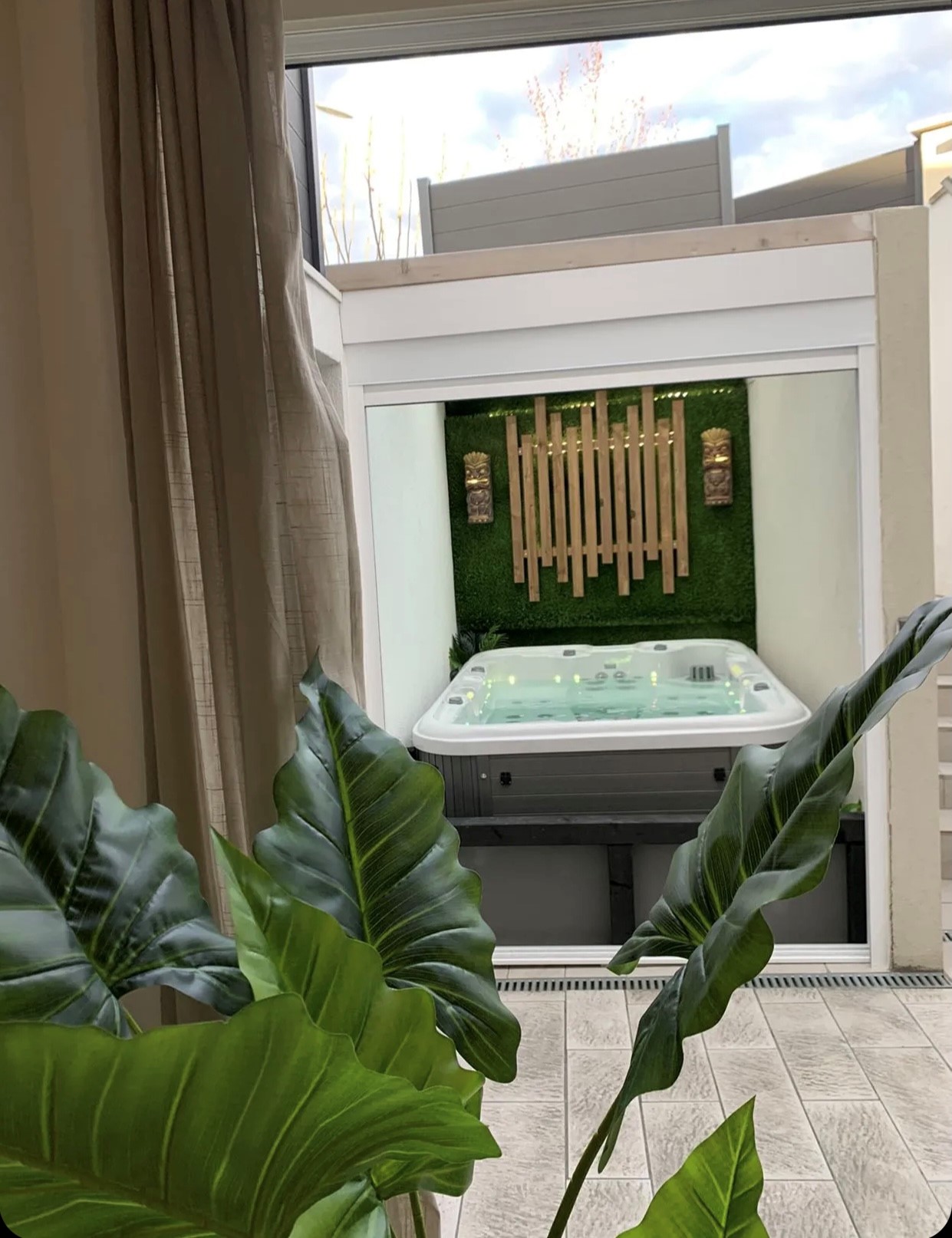 Beautiful Private Covered Jacuzzi Terrace with 80jet