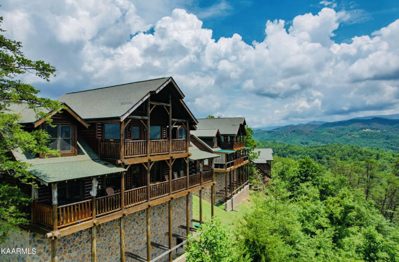 Mtn Views, 5 bed/5 full bath & 6 miles to Parkway! Cabins for Rent in Sevierville, Tennessee