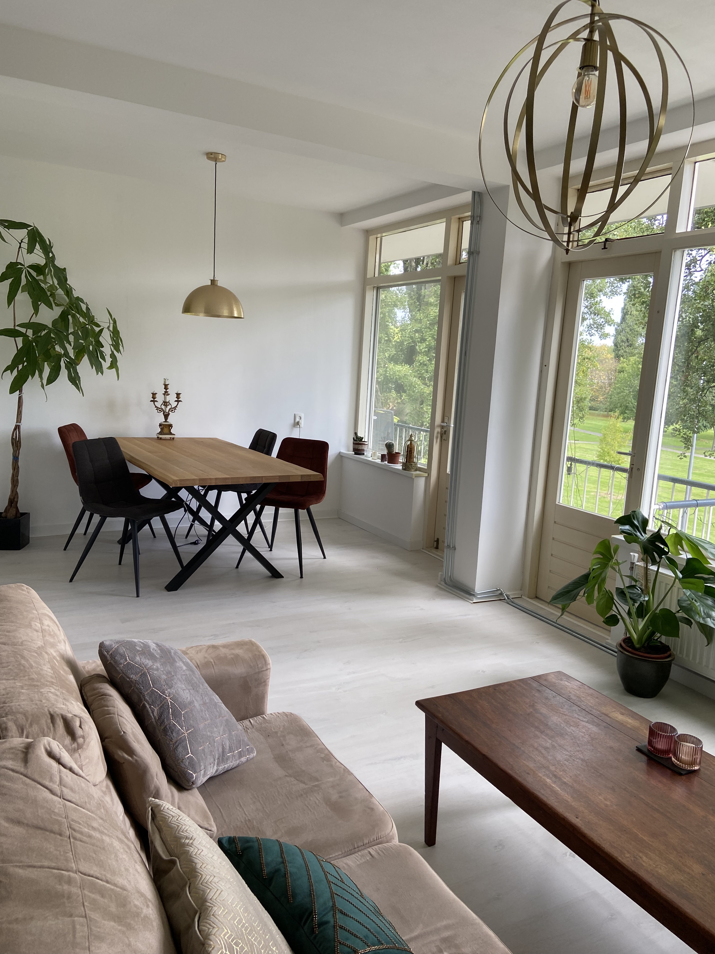 Sunny spacious white zen apartment with green view — Rotterdam stay
