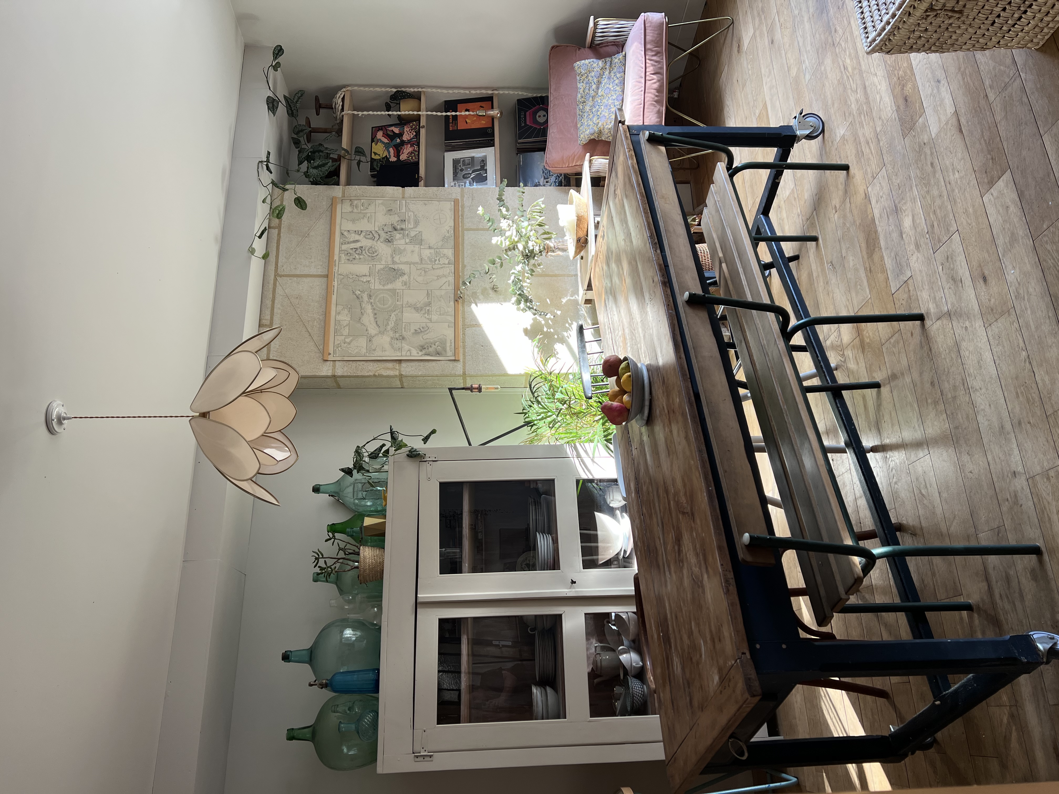 Cheerful Bordeaux shop with XS pool