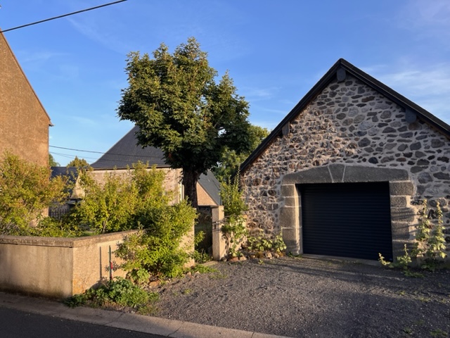 Warm house in stones and lauzes