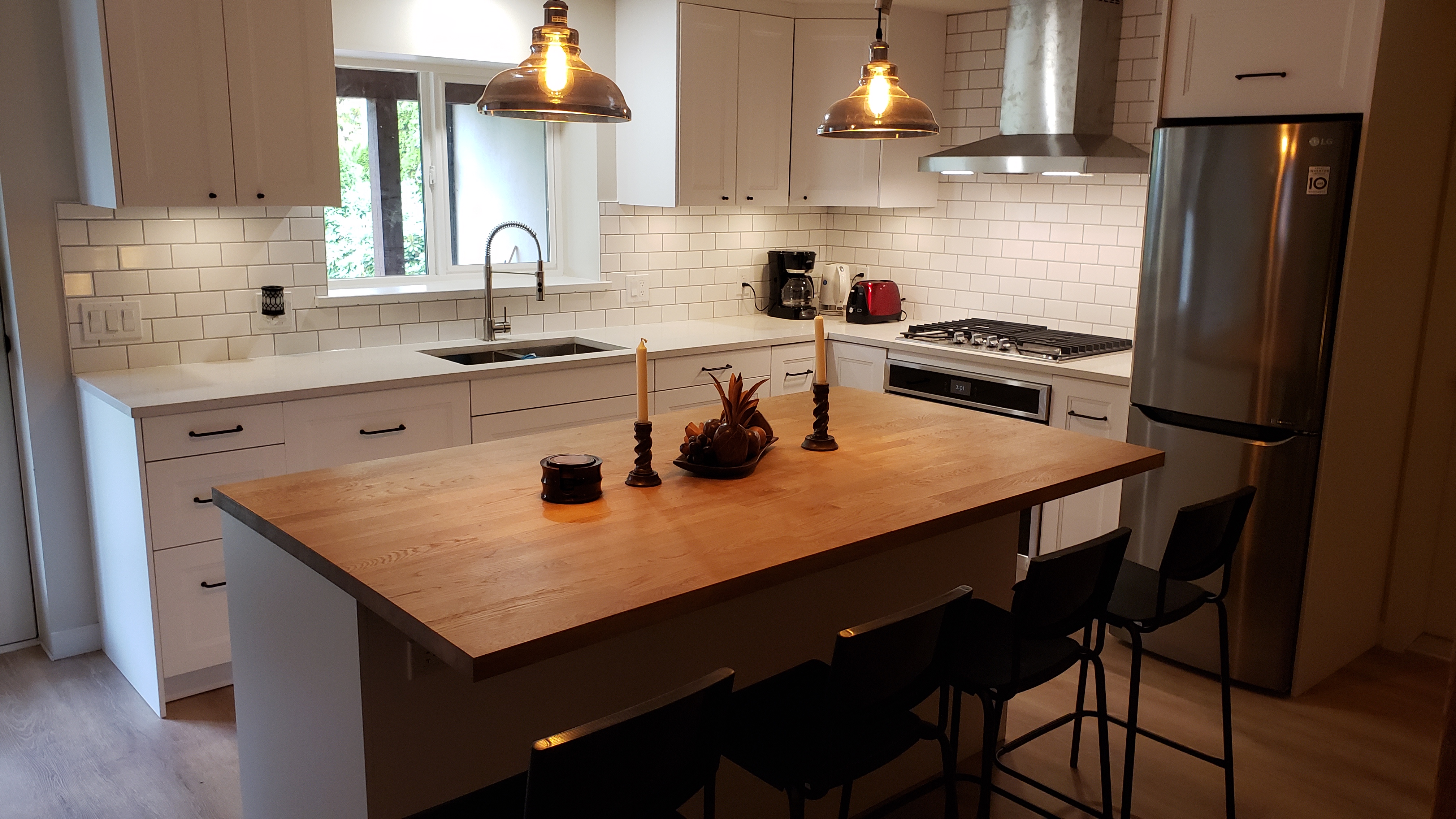 Modern 2 bedroom ground level apartment.