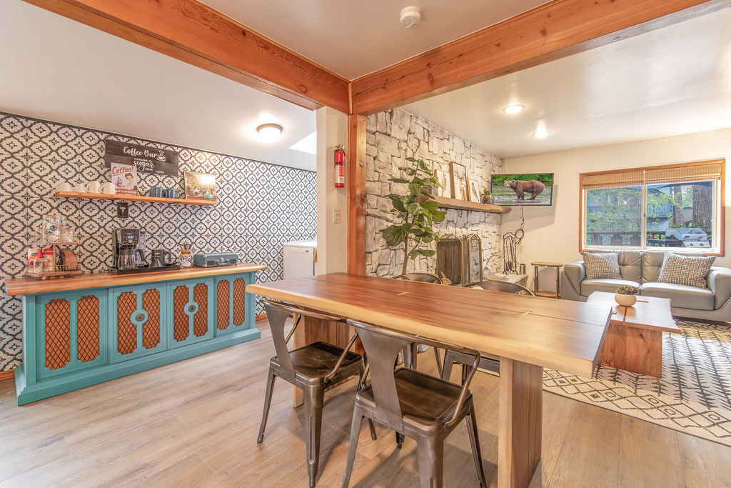 Cozy-4Br/1.5BA|Hot Tub| King bed|Fireplace |Heater