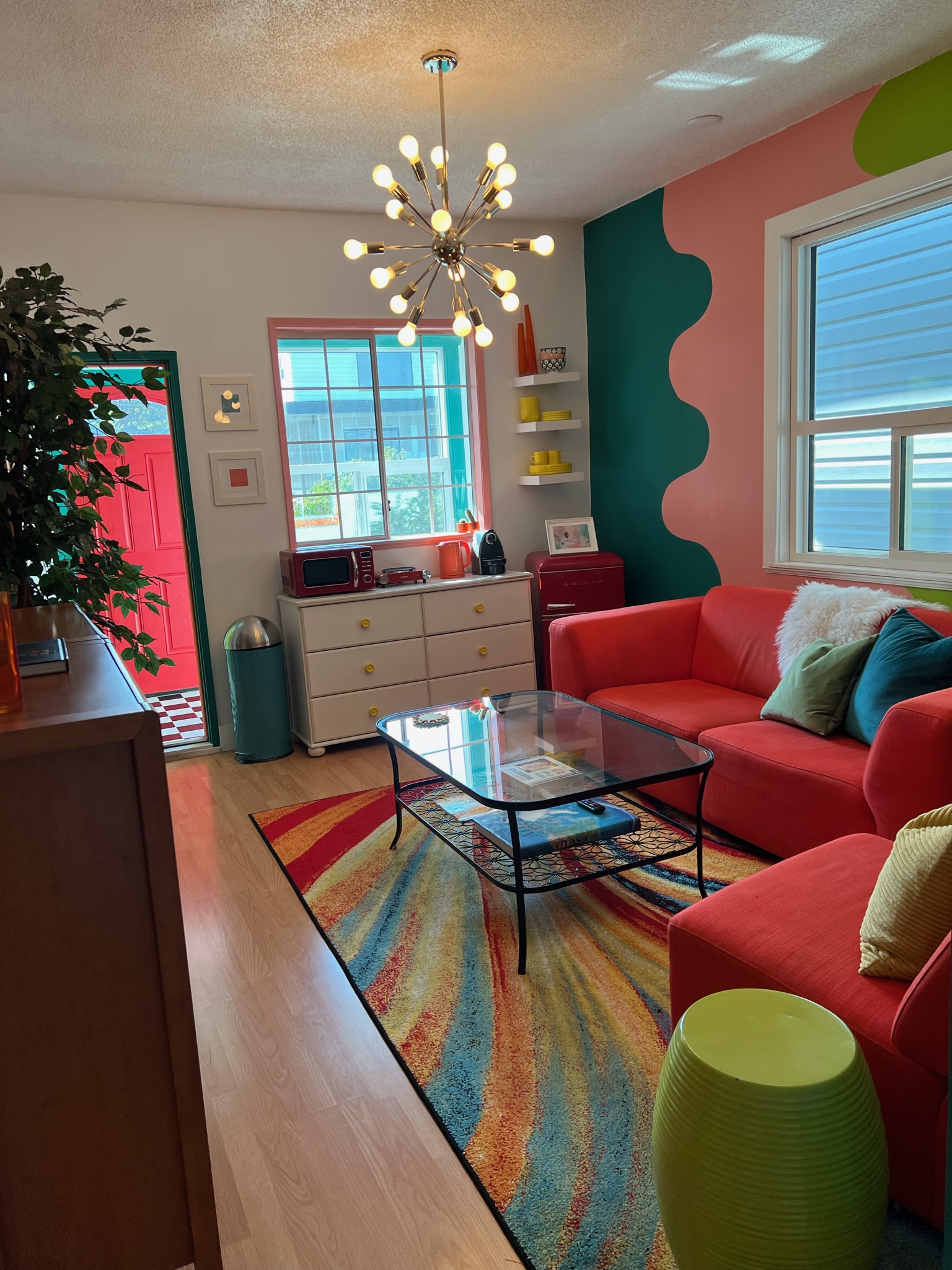 A very 70s 2-bedroom near food, transit, and more
