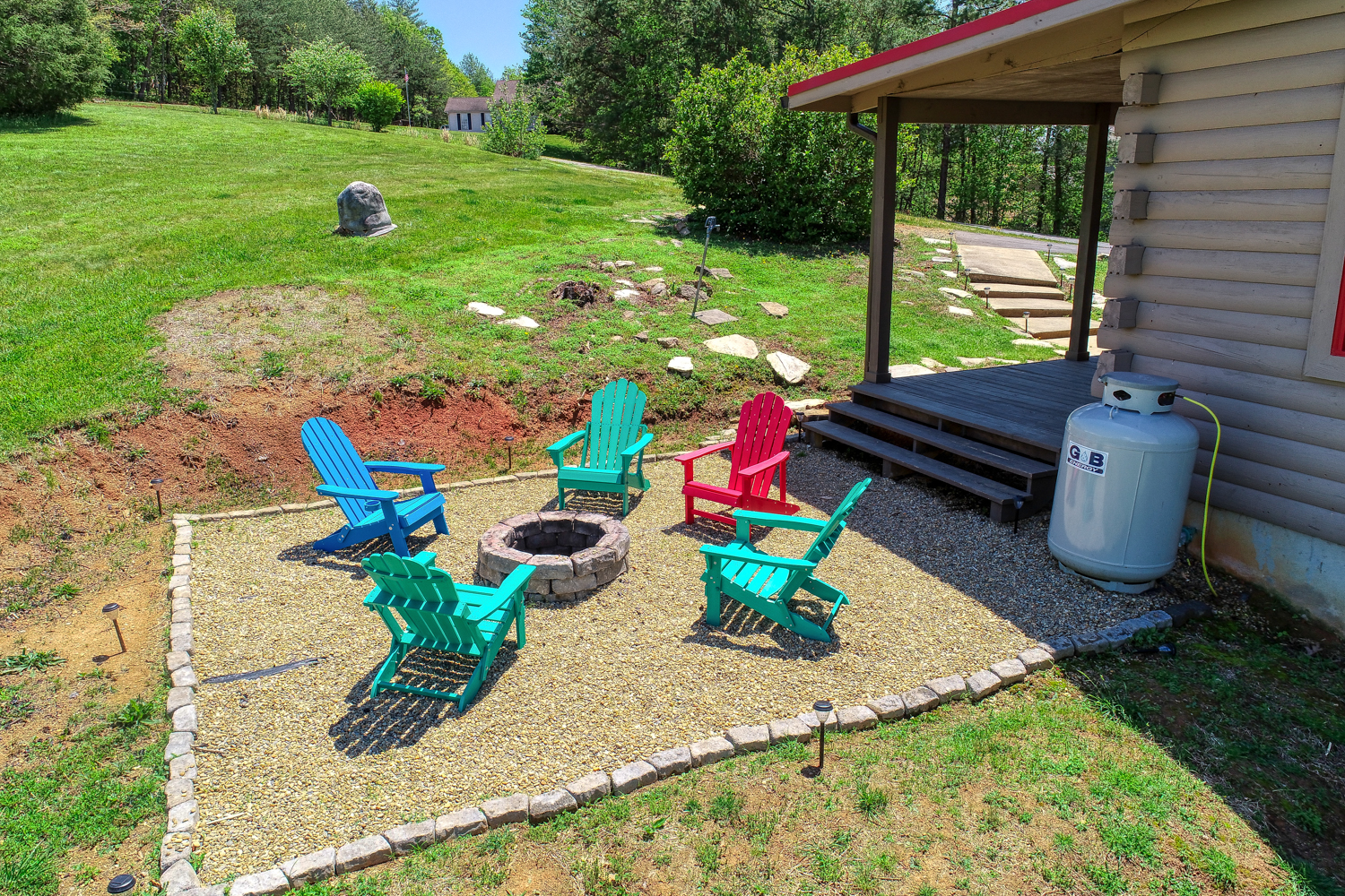 Hilltop Hideaway- Hot Tub/Firepit/ Mountain Views!
