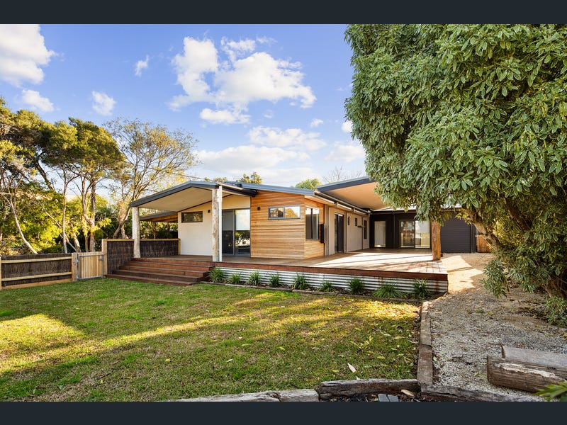 Sunny 4 bedroom house near the beach