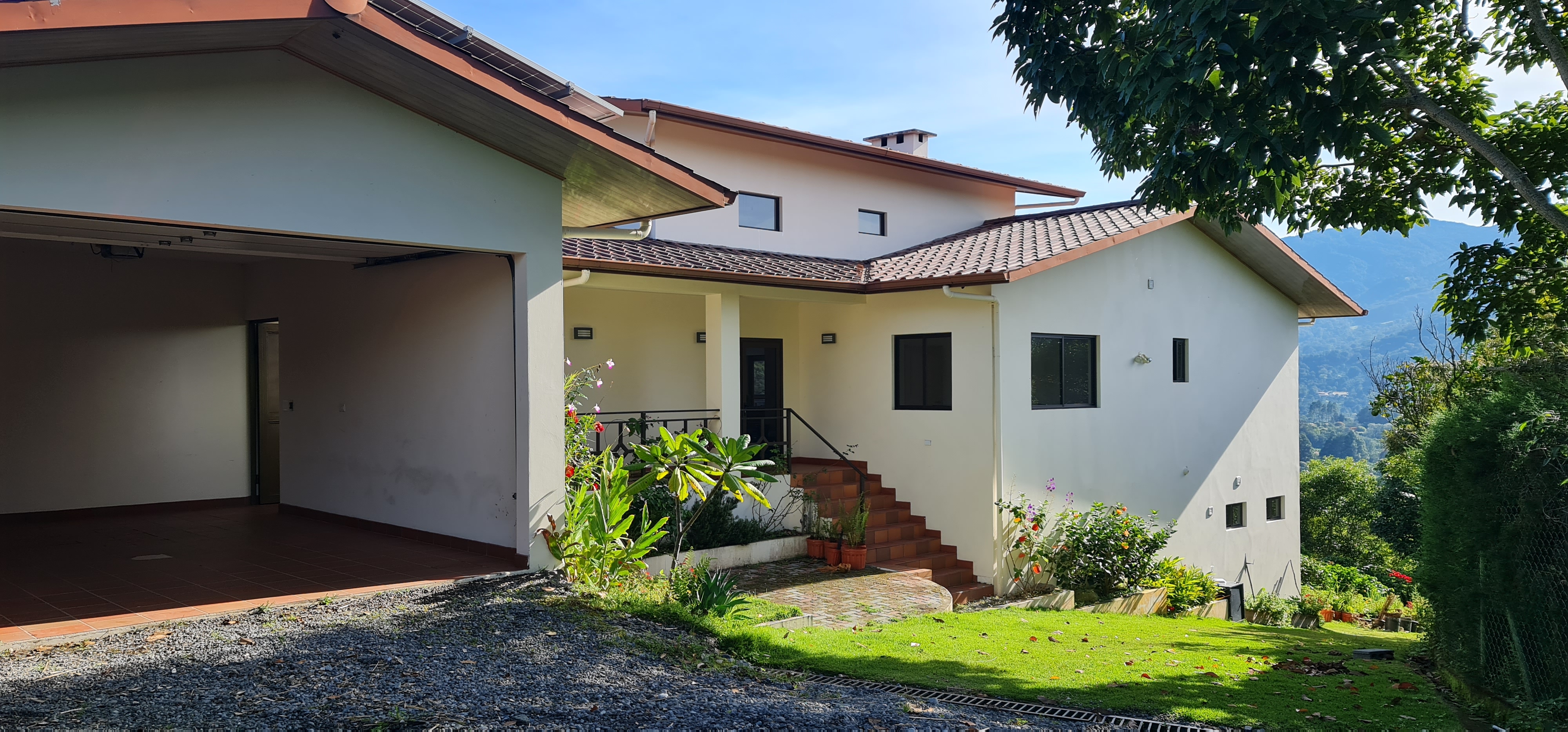 Spacious Villa on a Coffee Farm 5 mins from town!